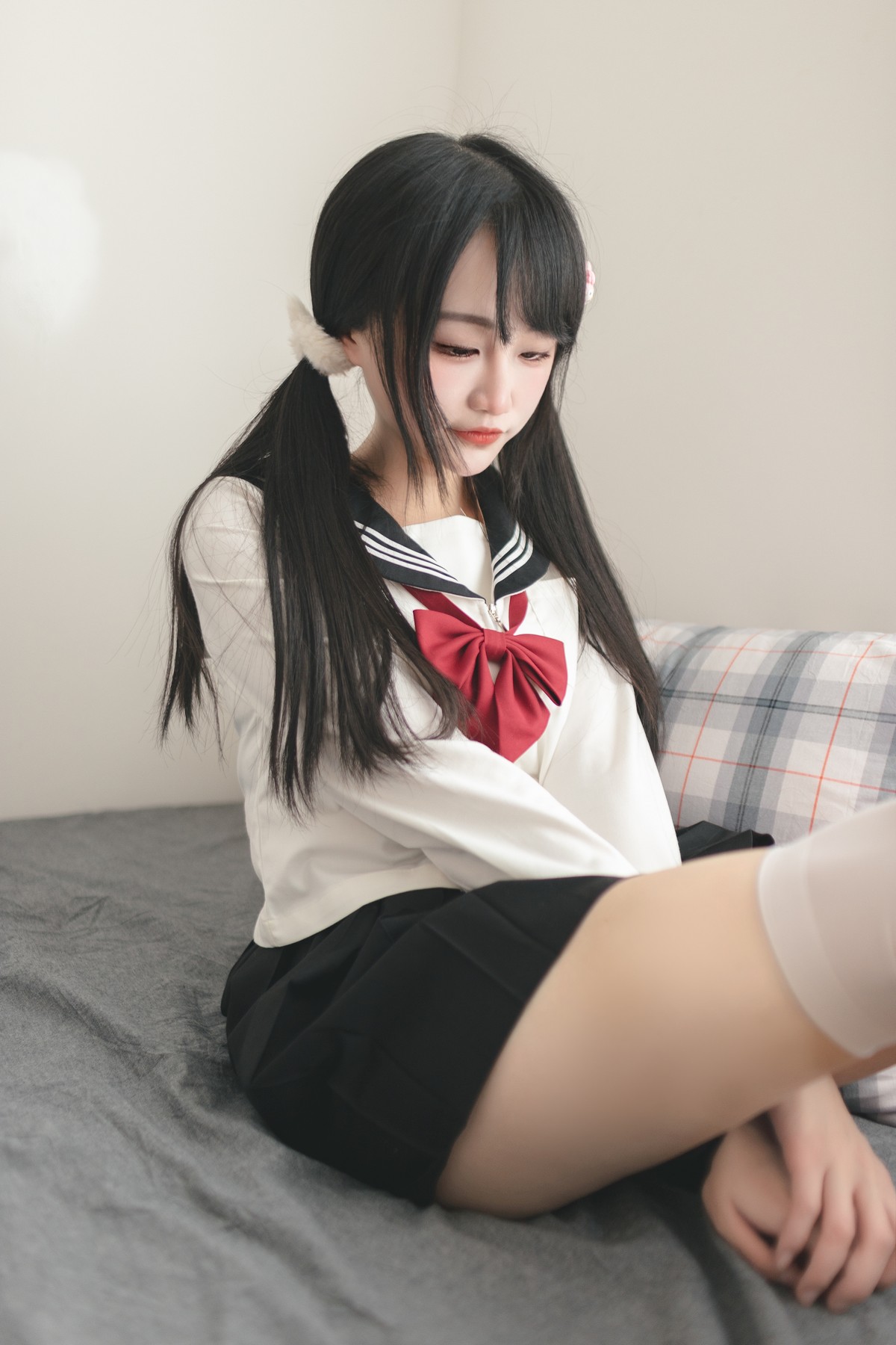 Xgyw.Net_微博妹子嗷呜酱水手服主题双马尾辫妹子性感制服配白丝吊袜秀美腿迷人写真48P