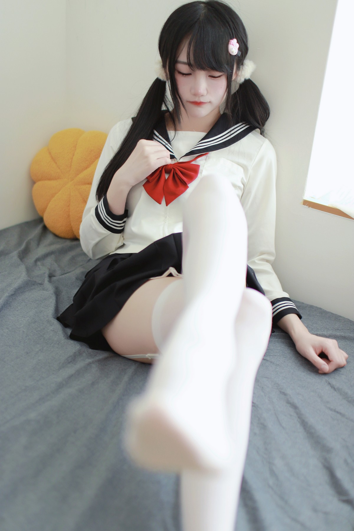 Xgyw.Net_微博妹子嗷呜酱水手服主题双马尾辫妹子性感制服配白丝吊袜秀美腿迷人写真48P