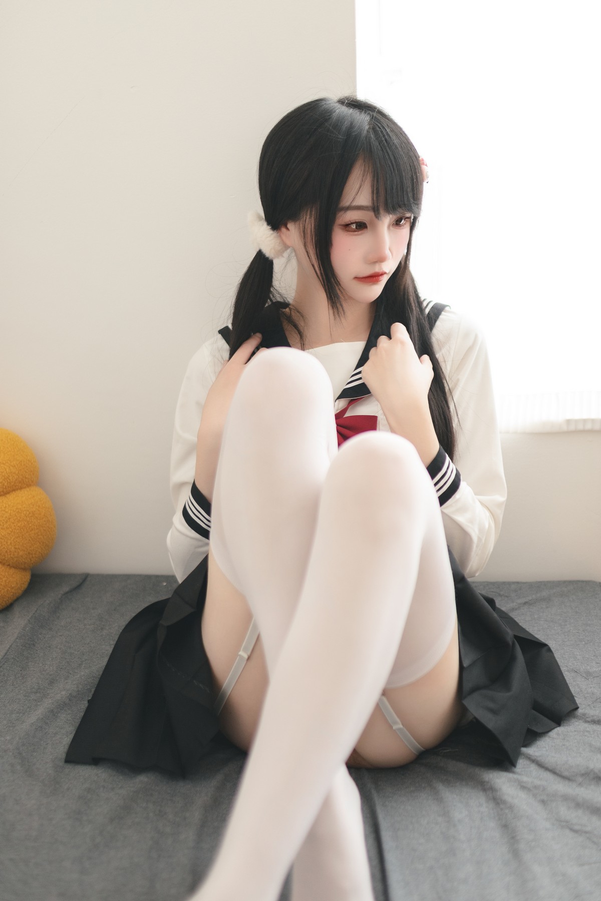 Xgyw.Net_微博妹子嗷呜酱水手服主题双马尾辫妹子性感制服配白丝吊袜秀美腿迷人写真48P