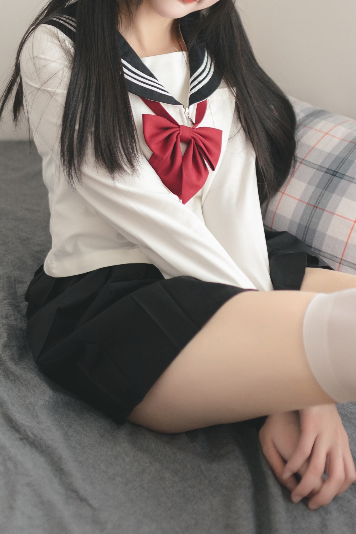 Xgyw.Net_微博妹子嗷呜酱水手服主题双马尾辫妹子性感制服配白丝吊袜秀美腿迷人写真48P