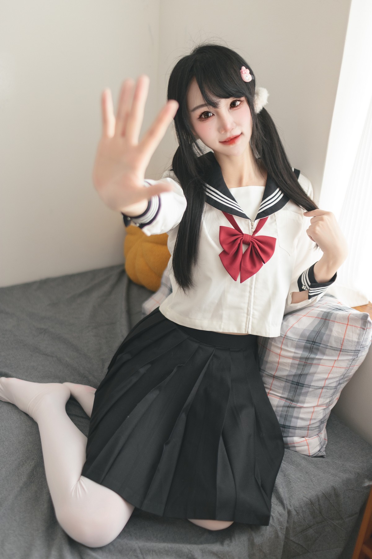Xgyw.Net_微博妹子嗷呜酱水手服主题双马尾辫妹子性感制服配白丝吊袜秀美腿迷人写真48P