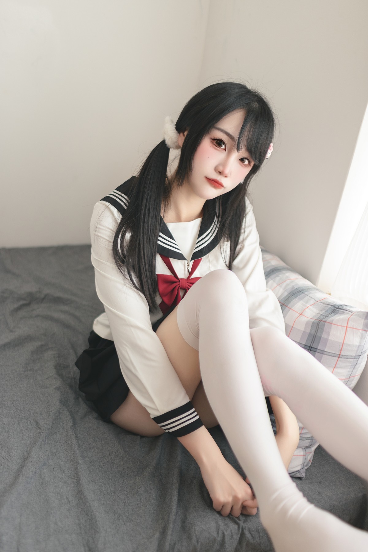 Xgyw.Net_微博妹子嗷呜酱水手服主题双马尾辫妹子性感制服配白丝吊袜秀美腿迷人写真48P