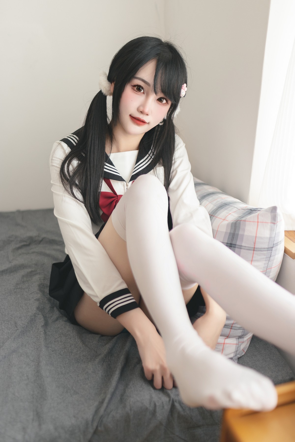Xgyw.Net_微博妹子嗷呜酱水手服主题双马尾辫妹子性感制服配白丝吊袜秀美腿迷人写真48P