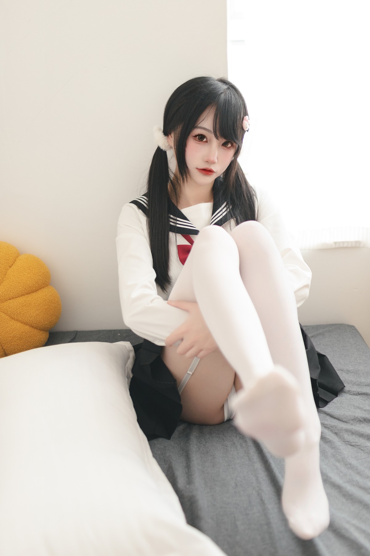 Xgyw.Net_微博妹子嗷呜酱水手服主题双马尾辫妹子性感制服配白丝吊袜秀美腿迷人写真48P