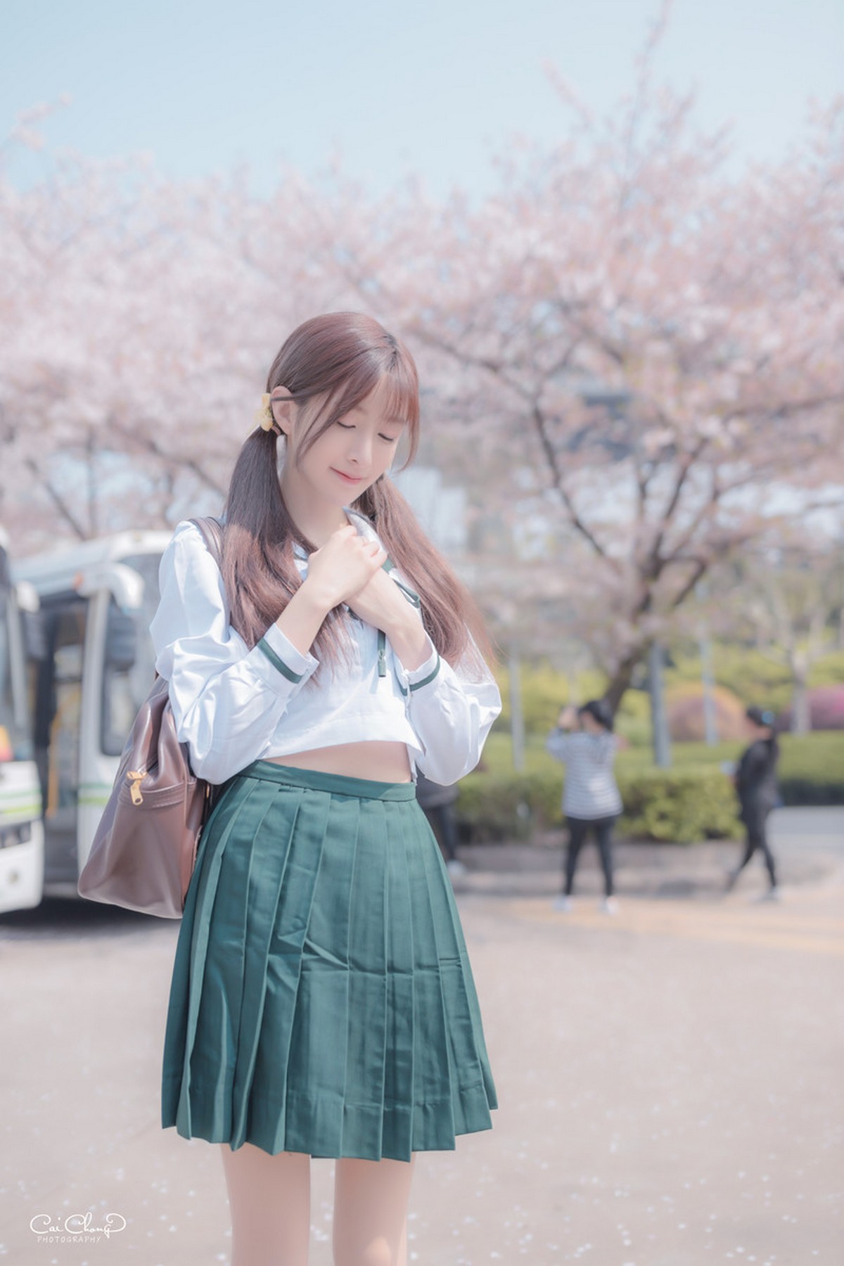 Xgyw.Net_网络红人王羽杉JK大巴主题户外性感JK制服配黑腿袜秀完美身材甜美迷人写真20P