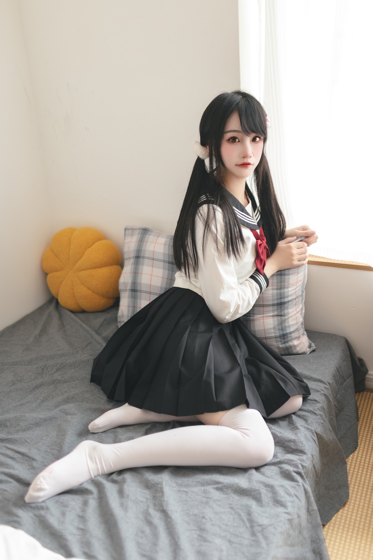 Xgyw.Net_微博妹子嗷呜酱水手服主题双马尾辫妹子性感制服配白丝吊袜秀美腿迷人写真48P