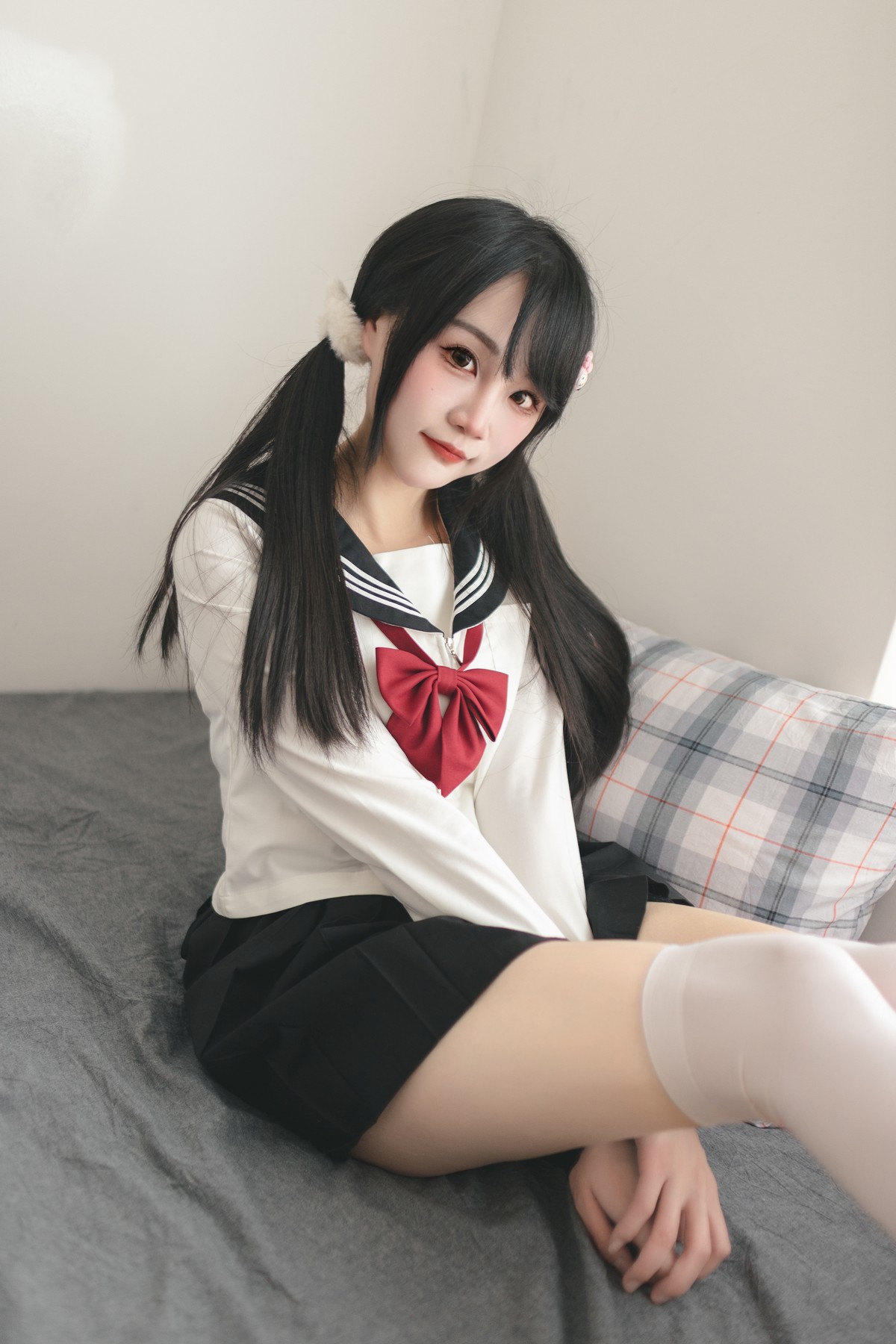 Xgyw.Net_微博妹子嗷呜酱水手服主题双马尾辫妹子性感制服配白丝吊袜秀美腿迷人写真48P