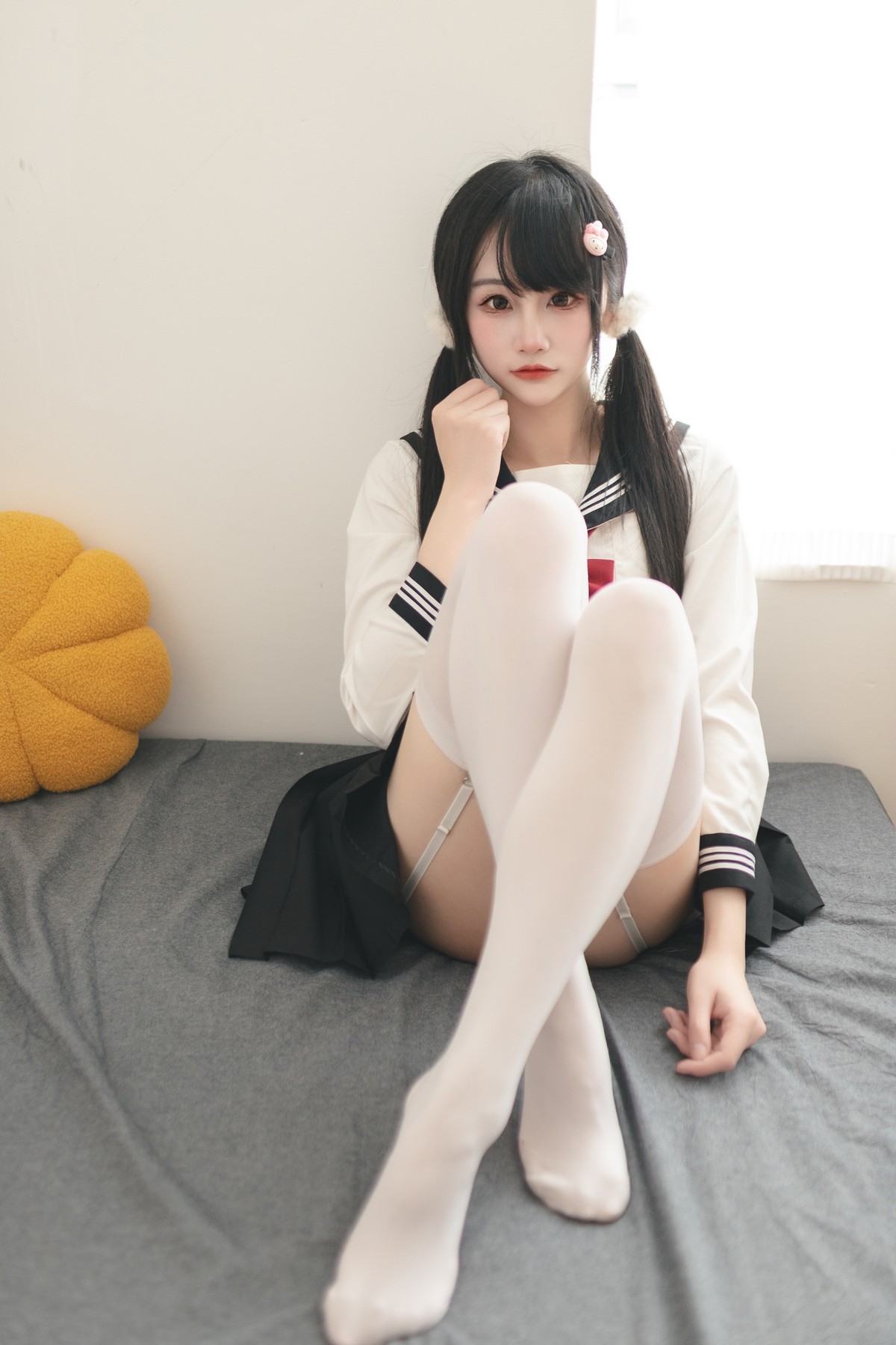Xgyw.Net_微博妹子嗷呜酱水手服主题双马尾辫妹子性感制服配白丝吊袜秀美腿迷人写真48P