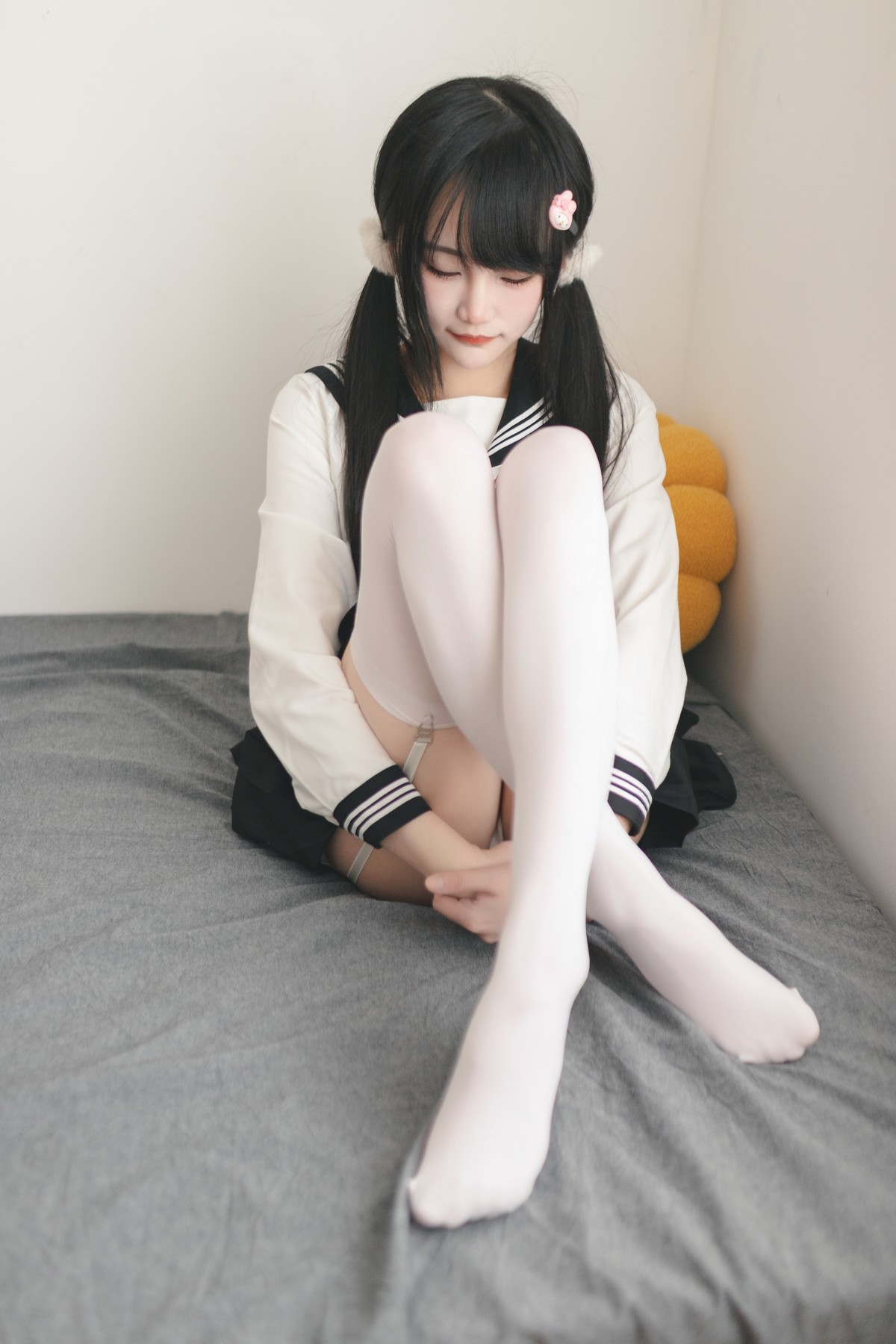Xgyw.Net_微博妹子嗷呜酱水手服主题双马尾辫妹子性感制服配白丝吊袜秀美腿迷人写真48P