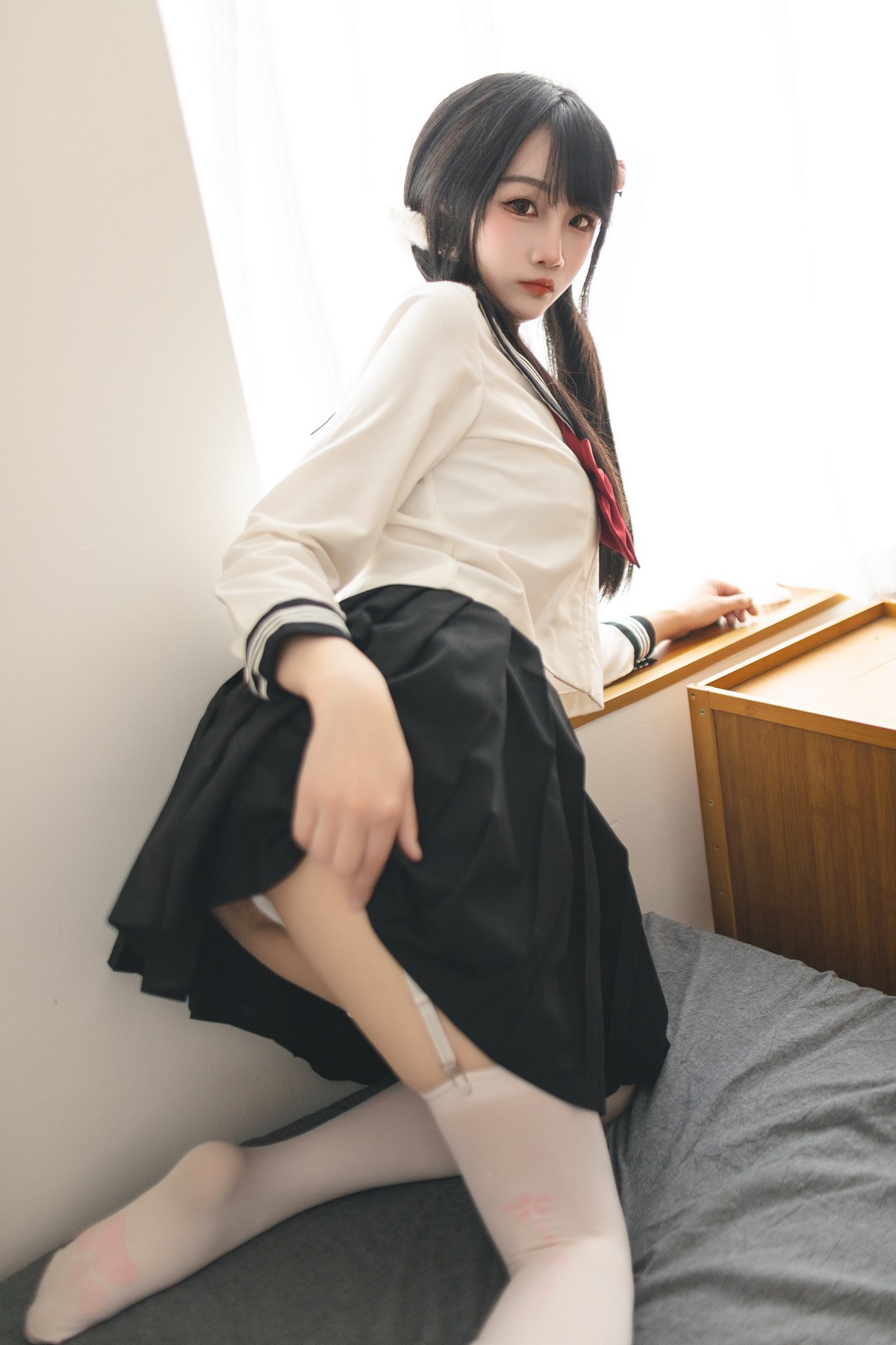 Xgyw.Net_微博妹子嗷呜酱水手服主题双马尾辫妹子性感制服配白丝吊袜秀美腿迷人写真48P