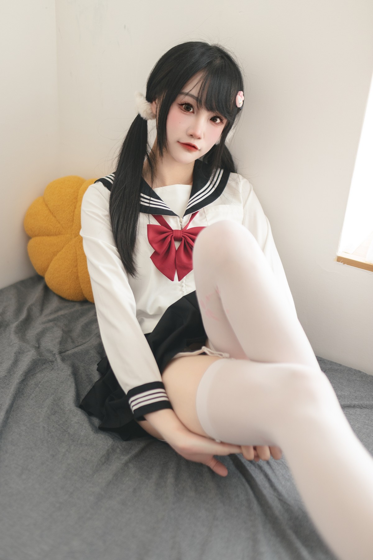 Xgyw.Net_微博妹子嗷呜酱水手服主题双马尾辫妹子性感制服配白丝吊袜秀美腿迷人写真48P