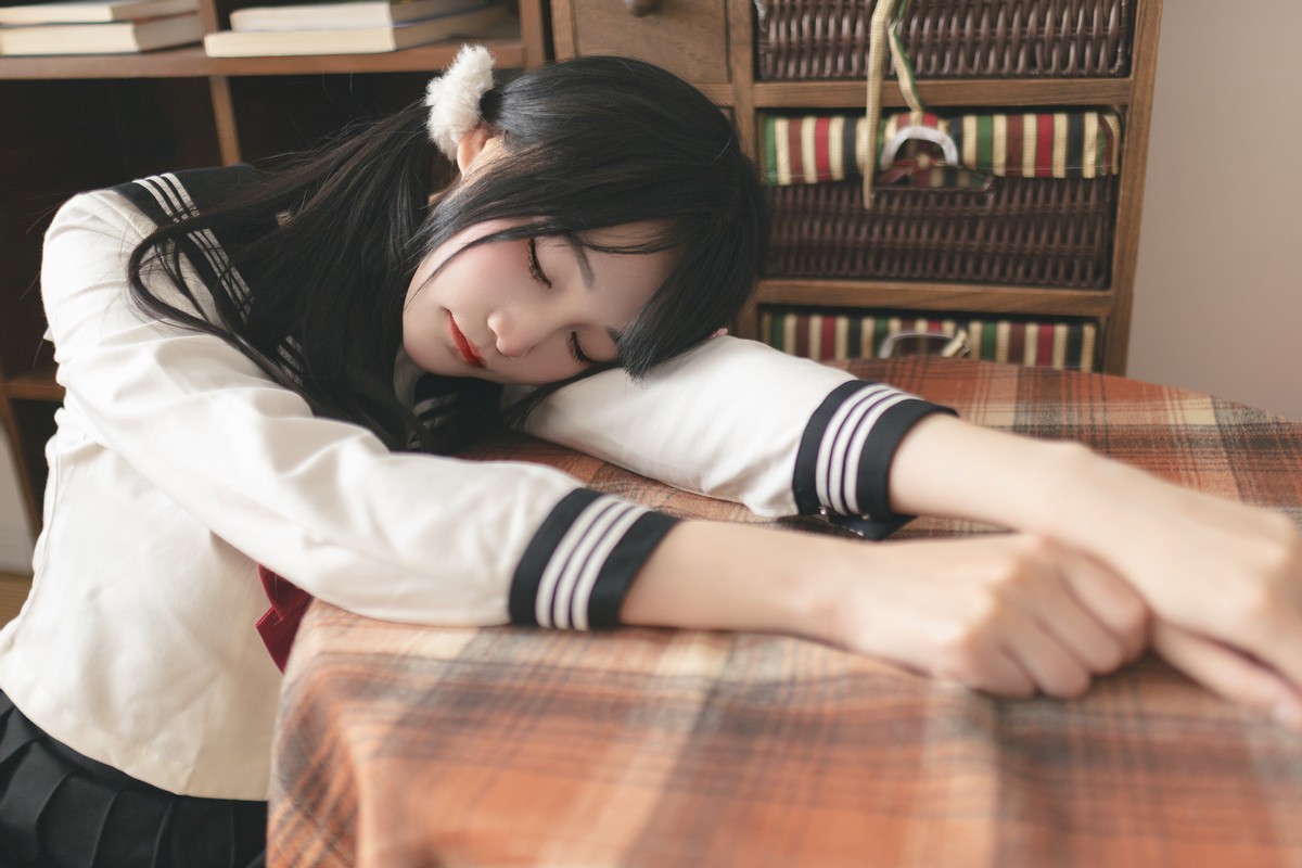 Xgyw.Net_微博妹子嗷呜酱水手服主题双马尾辫妹子性感制服配白丝吊袜秀美腿迷人写真48P