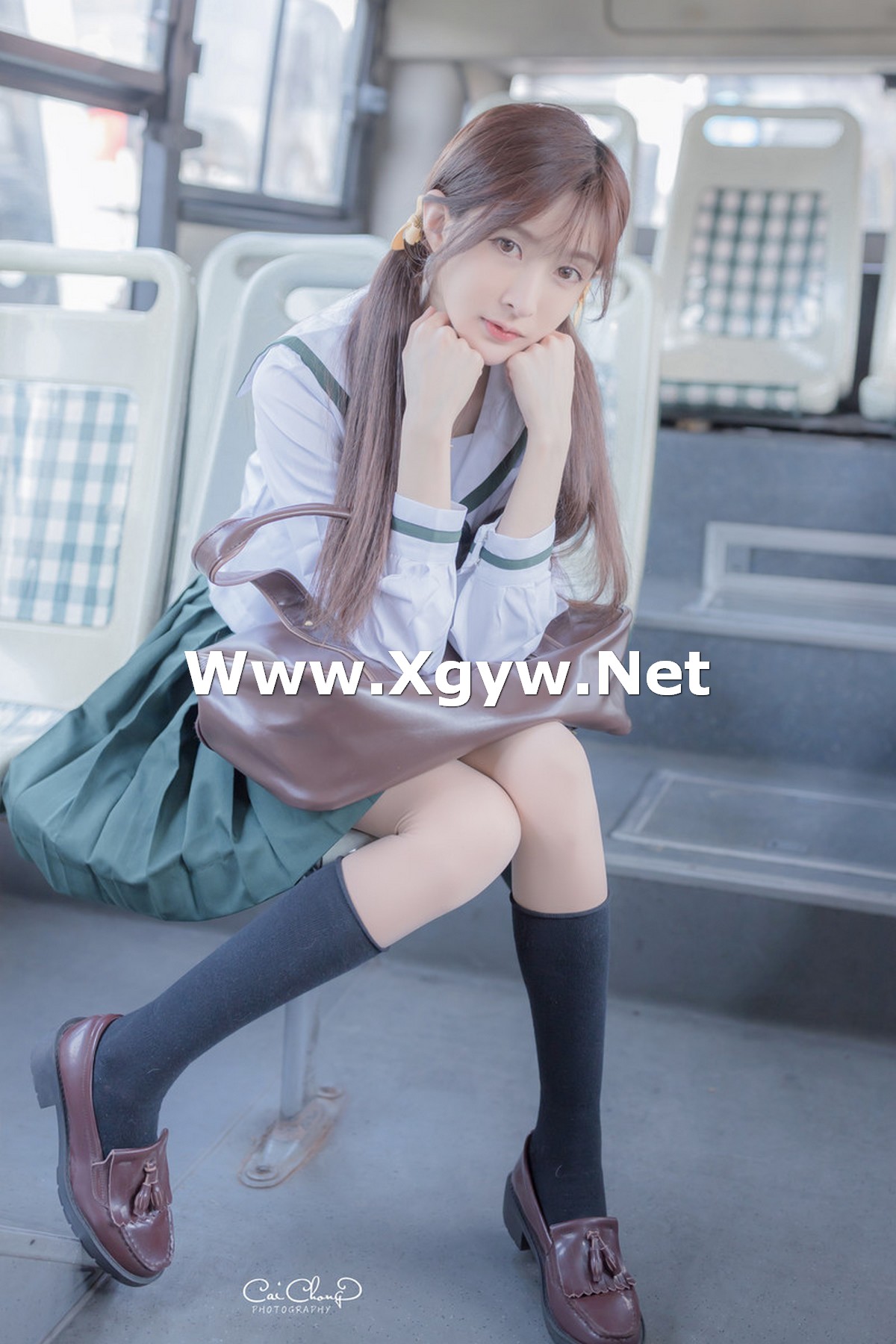 Xgyw.Net_网络红人王羽杉JK大巴主题户外性感JK制服配黑腿袜秀完美身材甜美迷人写真20P
