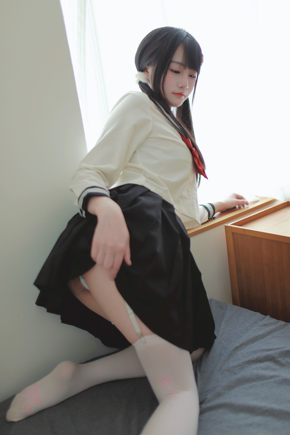 Xgyw.Net_微博妹子嗷呜酱水手服主题双马尾辫妹子性感制服配白丝吊袜秀美腿迷人写真48P