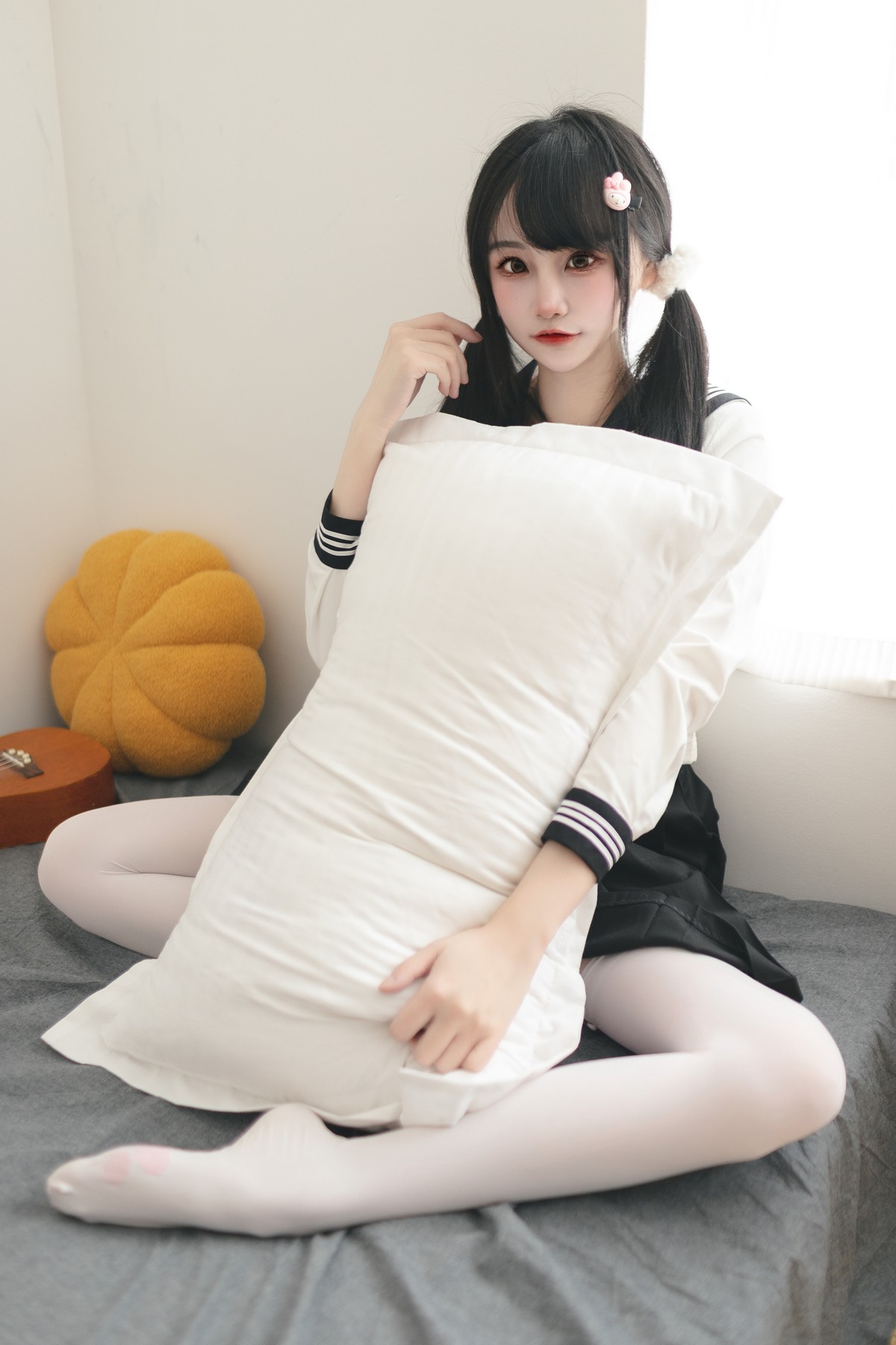 Xgyw.Net_微博妹子嗷呜酱水手服主题双马尾辫妹子性感制服配白丝吊袜秀美腿迷人写真48P