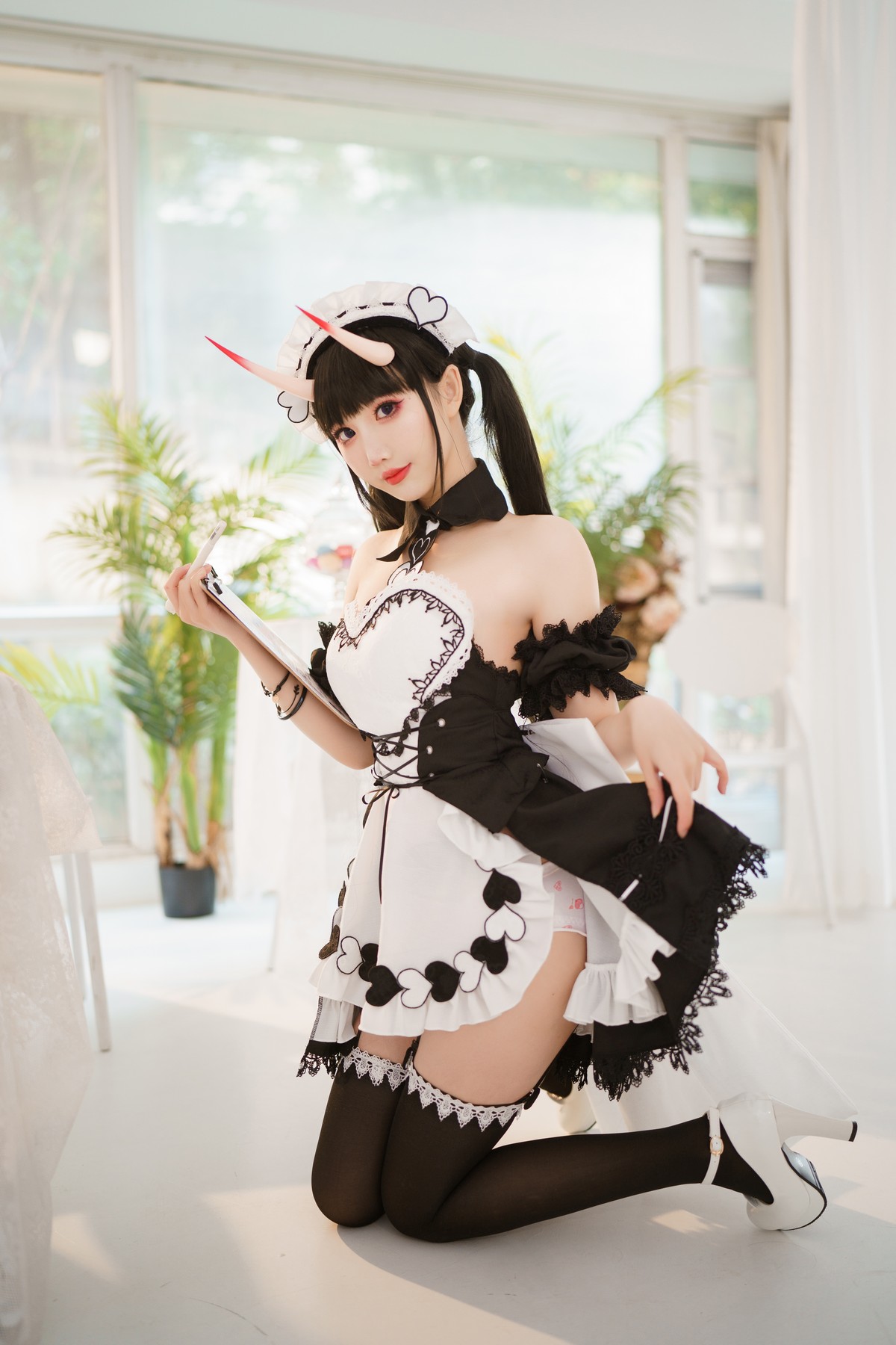 Xgyw.Net_可爱人气Coser面饼仙儿能代女仆主题性感黑白女仆装配黑丝吊袜迷人诱惑写真31P