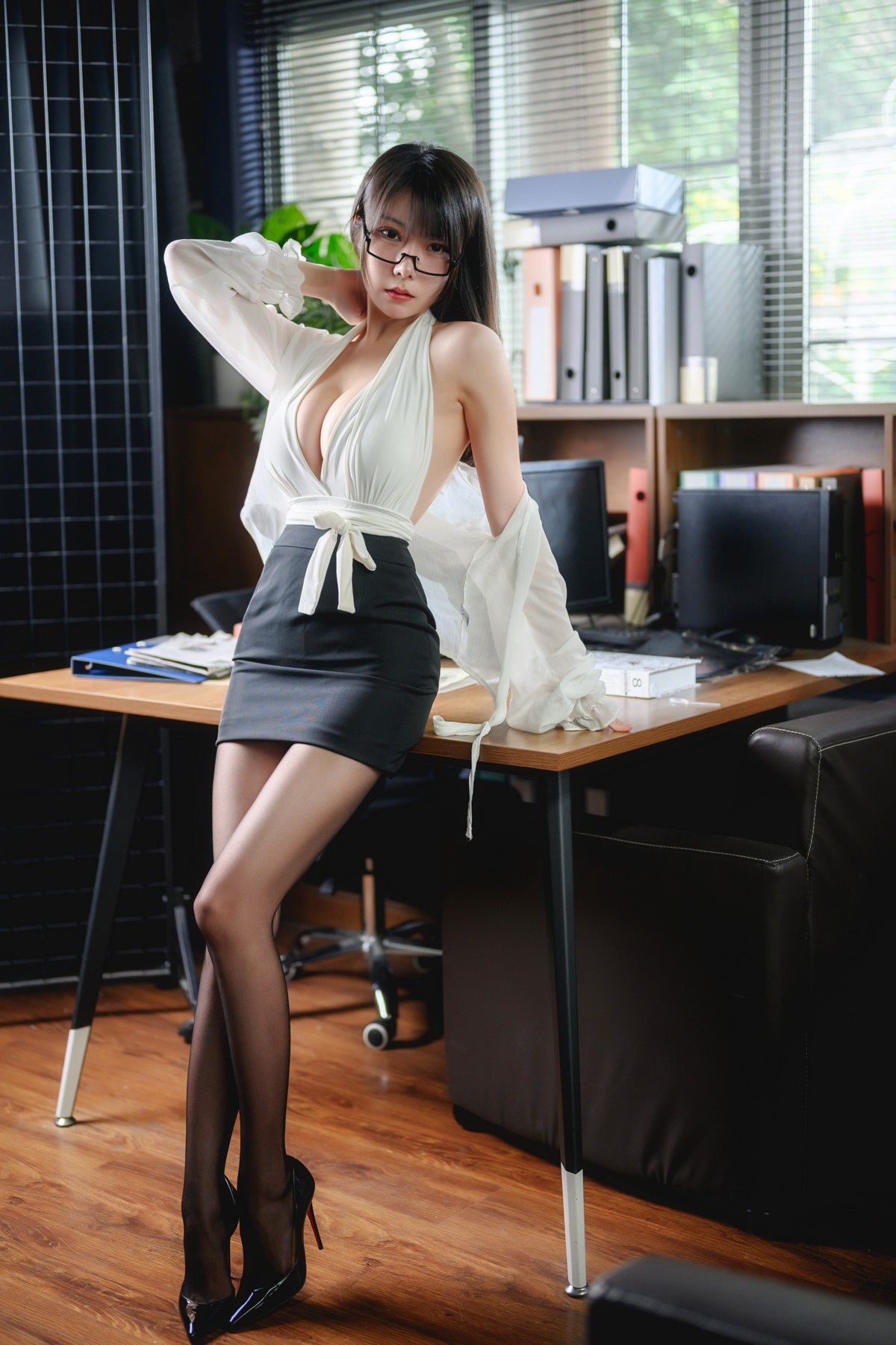 Xgyw.Net_网络美女香草喵露露办公室OL主题性感白T配黑短裙露超薄黑丝秀丰满身材诱惑写真65P