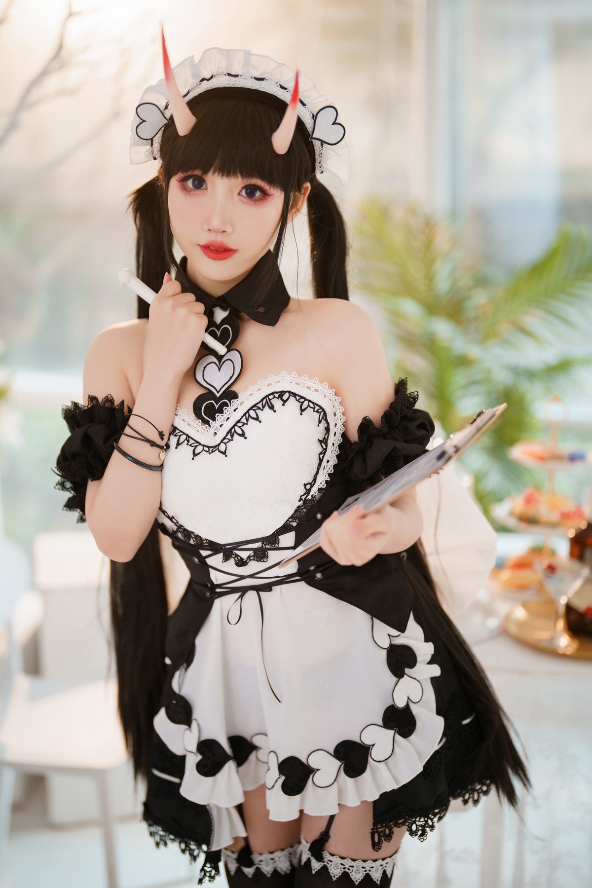 Xgyw.Net_可爱人气Coser面饼仙儿能代女仆主题性感黑白女仆装配黑丝吊袜迷人诱惑写真31P