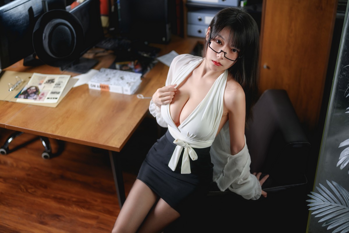 Xgyw.Net_网络美女香草喵露露办公室OL主题性感白T配黑短裙露超薄黑丝秀丰满身材诱惑写真65P