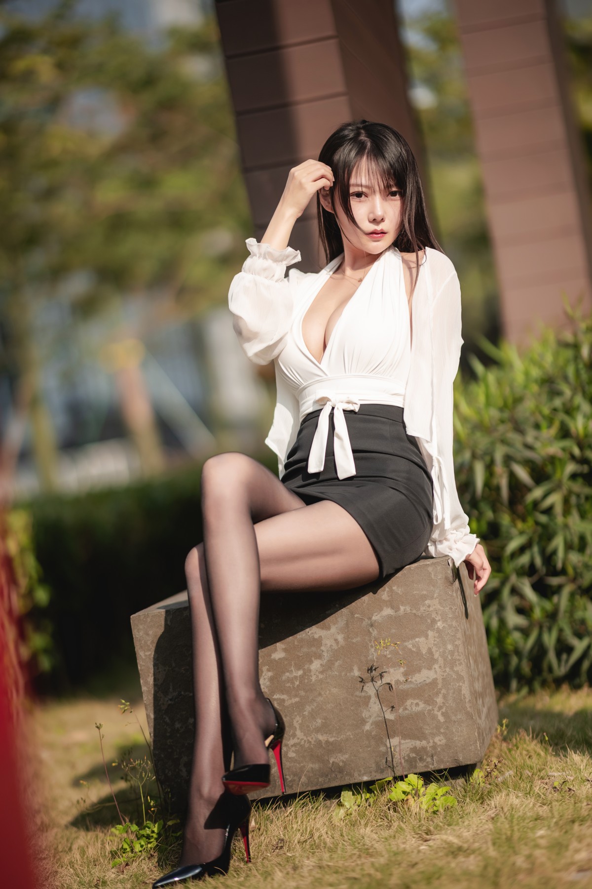 Xgyw.Net_网络美女香草喵露露办公室OL主题性感白T配黑短裙露超薄黑丝秀丰满身材诱惑写真65P