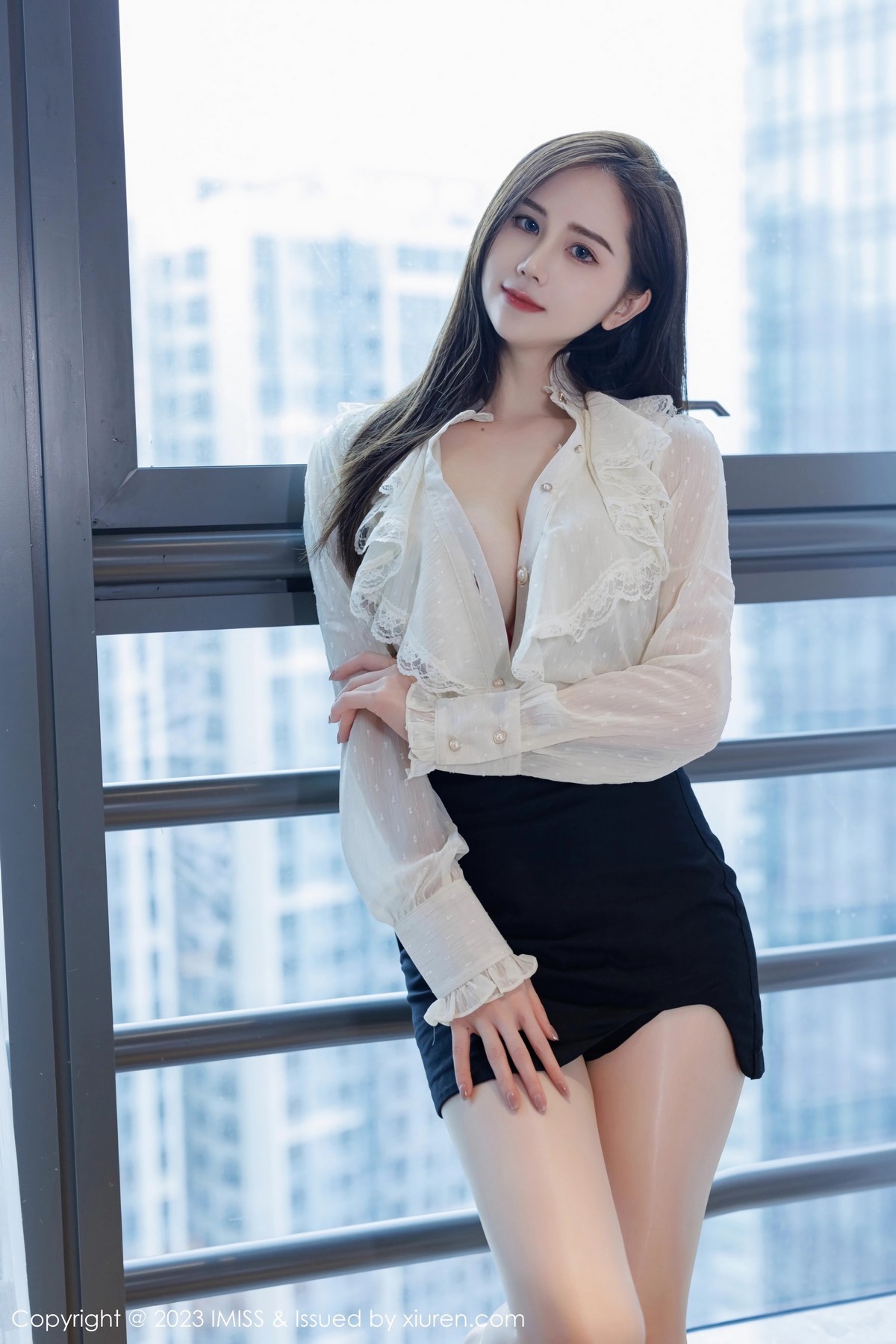 Xgyw.Net_[IMISS爱蜜社]Vol.722_模特SISY思性感白T配黑短裙露红色内衣配超薄肉丝迷人诱惑写真50P
