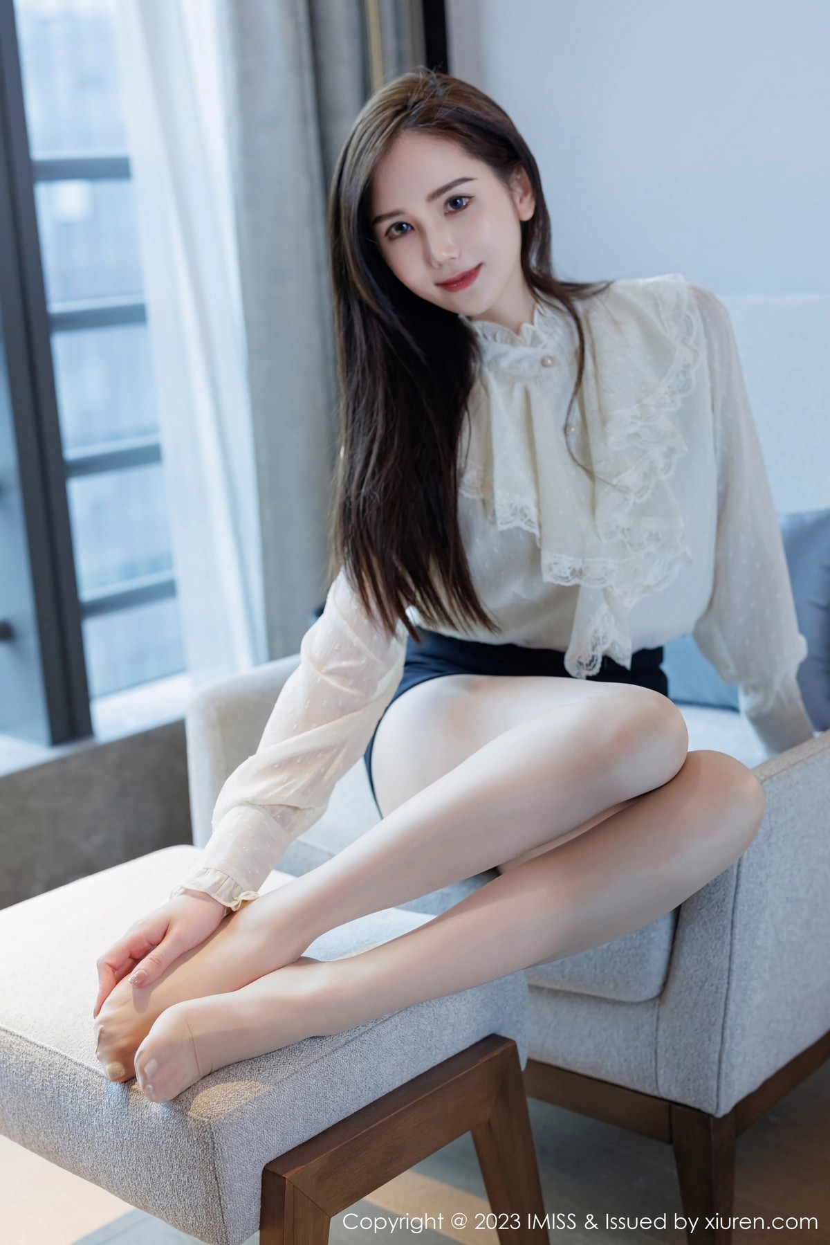 Xgyw.Net_[IMISS爱蜜社]Vol.722_模特SISY思性感白T配黑短裙露红色内衣配超薄肉丝迷人诱惑写真50P