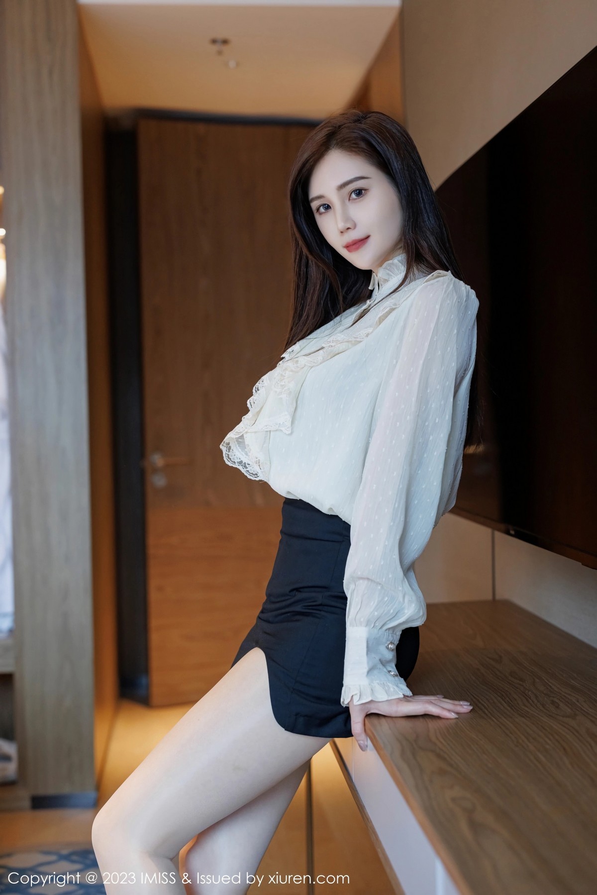Xgyw.Net_[IMISS爱蜜社]Vol.722_模特SISY思性感白T配黑短裙露红色内衣配超薄肉丝迷人诱惑写真50P