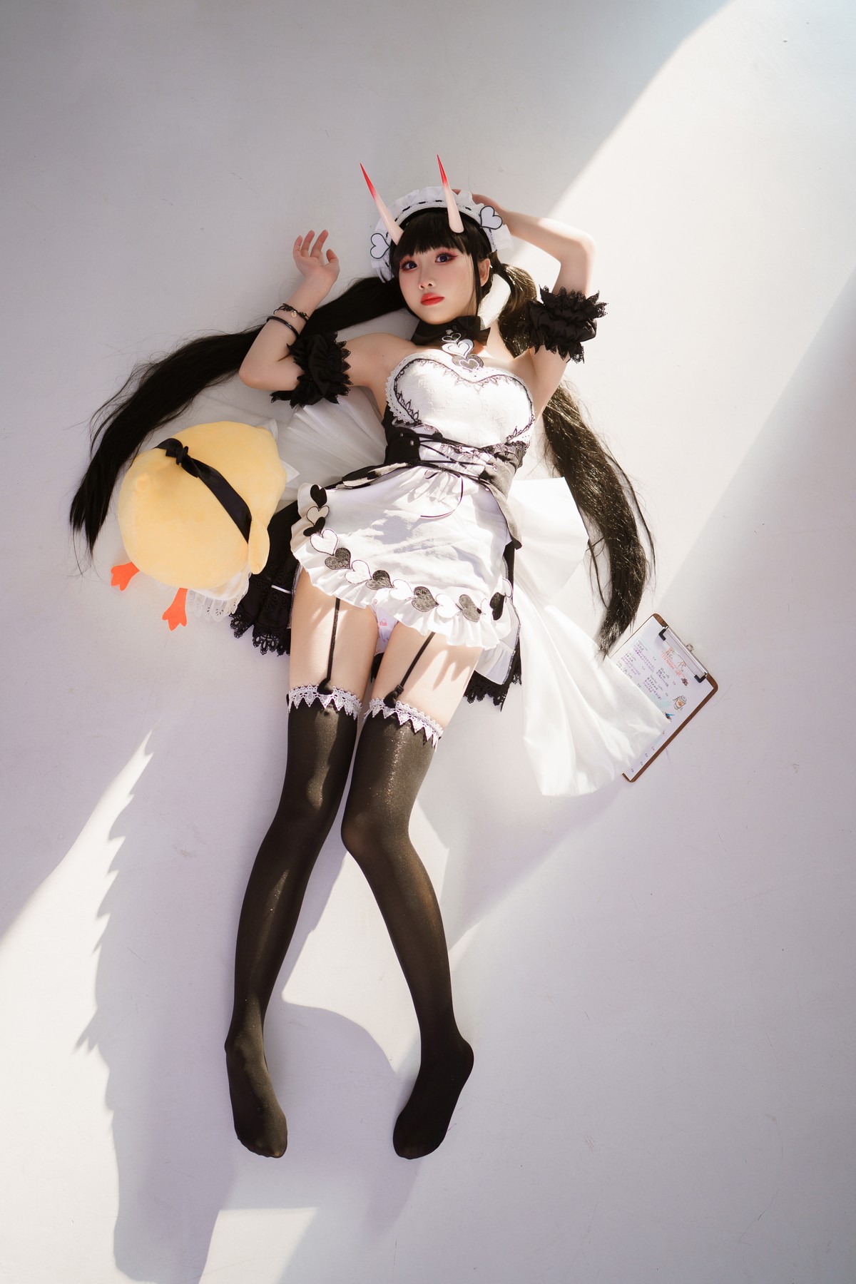 Xgyw.Net_可爱人气Coser面饼仙儿能代女仆主题性感黑白女仆装配黑丝吊袜迷人诱惑写真31P