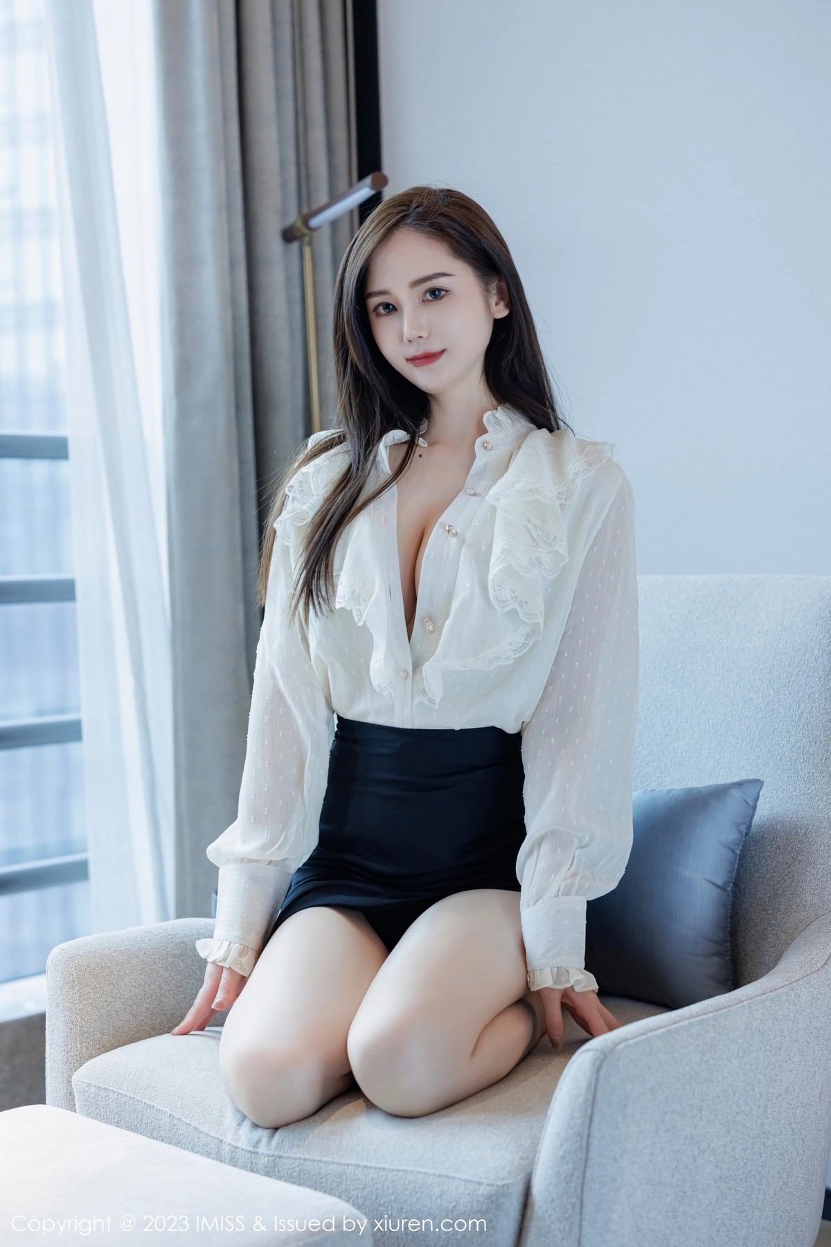 Xgyw.Net_[IMISS爱蜜社]Vol.722_模特SISY思性感白T配黑短裙露红色内衣配超薄肉丝迷人诱惑写真50P