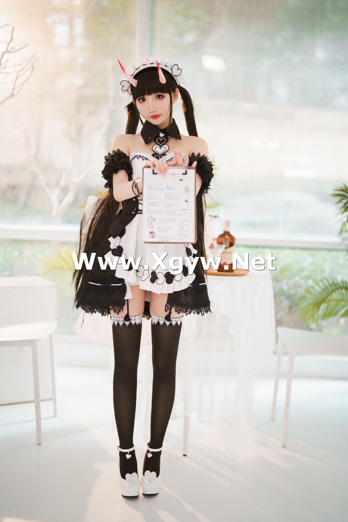 Xgyw.Net_可爱人气Coser面饼仙儿能代女仆主题性感黑白女仆装配黑丝吊袜迷人诱惑写真31P