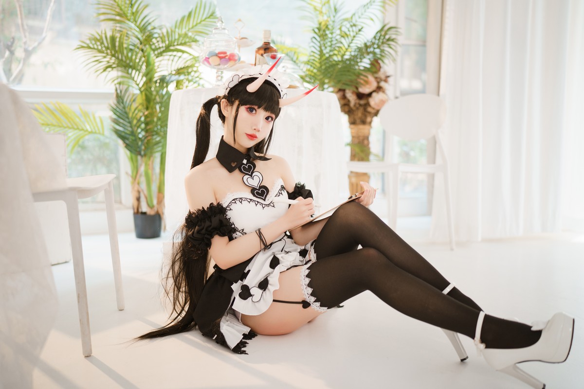 Xgyw.Net_可爱人气Coser面饼仙儿能代女仆主题性感黑白女仆装配黑丝吊袜迷人诱惑写真31P