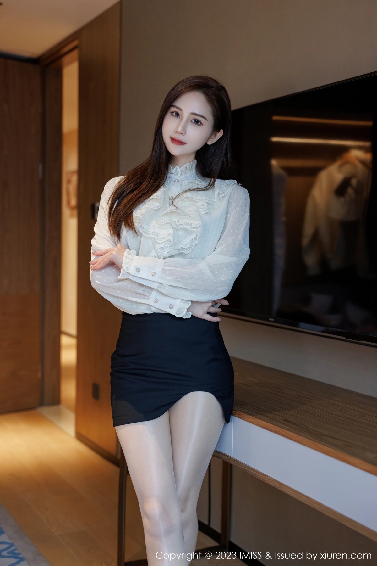 Xgyw.Net_[IMISS爱蜜社]Vol.722_模特SISY思性感白T配黑短裙露红色内衣配超薄肉丝迷人诱惑写真50P