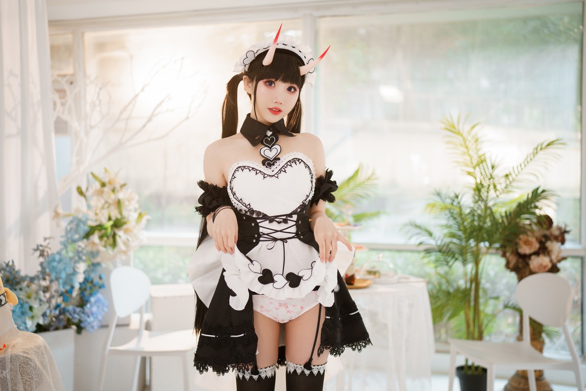Xgyw.Net_可爱人气Coser面饼仙儿能代女仆主题性感黑白女仆装配黑丝吊袜迷人诱惑写真31P