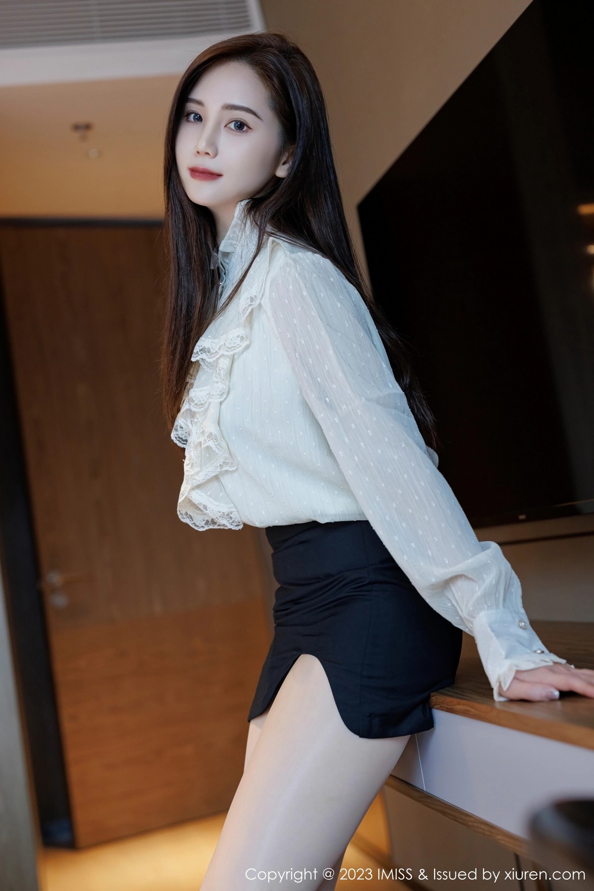 Xgyw.Net_[IMISS爱蜜社]Vol.722_模特SISY思性感白T配黑短裙露红色内衣配超薄肉丝迷人诱惑写真50P