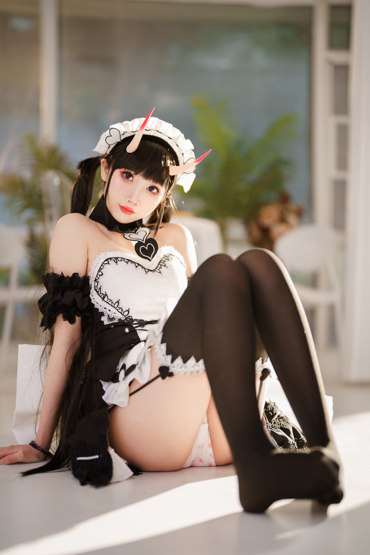Xgyw.Net_可爱人气Coser面饼仙儿能代女仆主题性感黑白女仆装配黑丝吊袜迷人诱惑写真31P