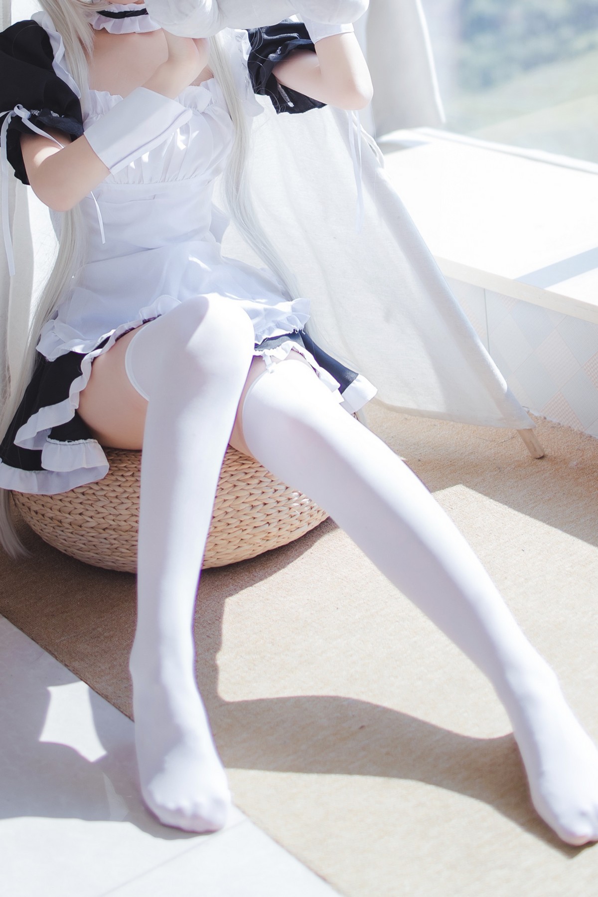 Xgyw.Net_网络美女Coser衣衣穹妹女仆主题性感黑白女仆装配白丝吊袜秀美腿诱惑写真28P