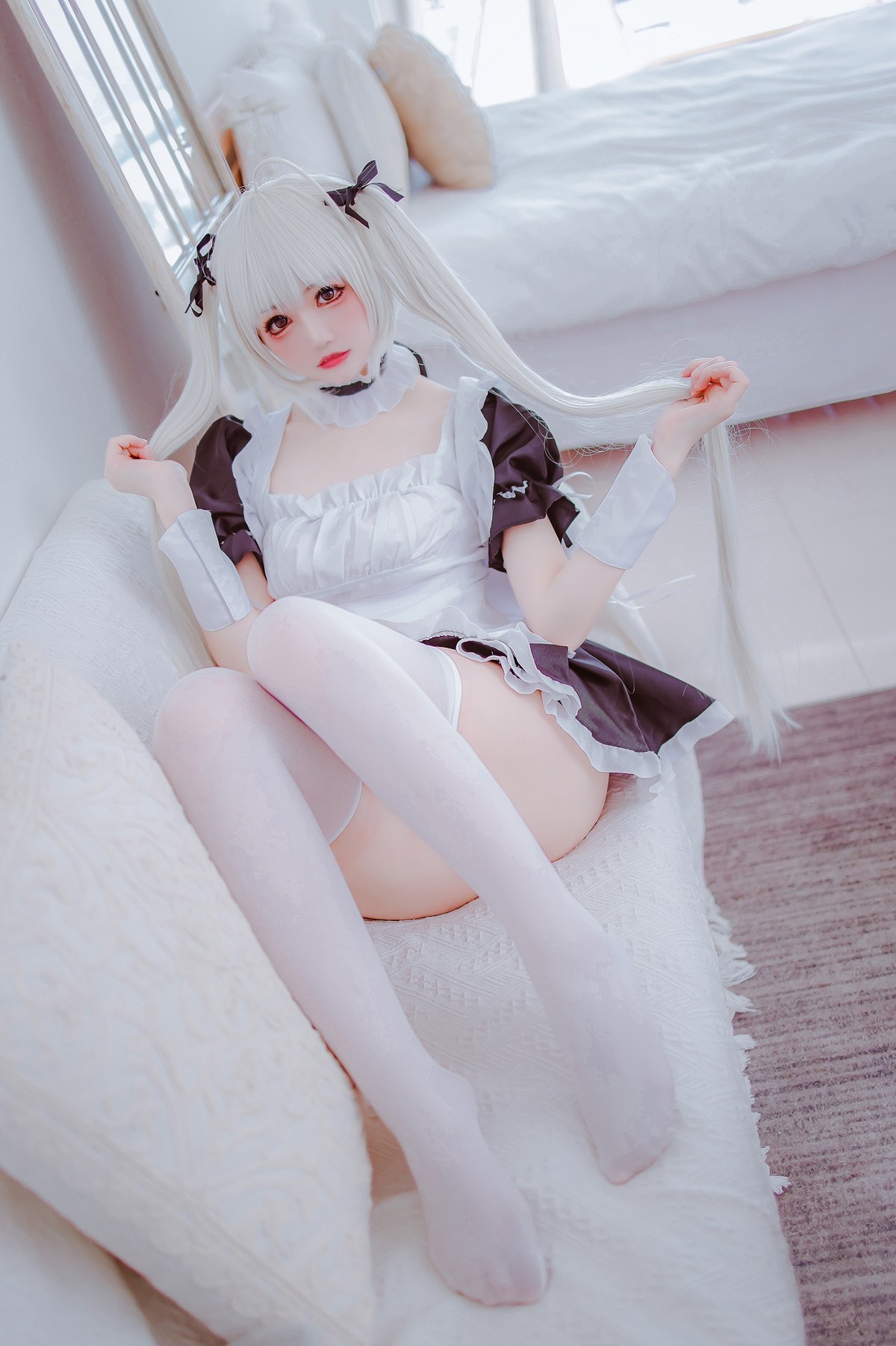 Xgyw.Net_网络美女Coser衣衣穹妹女仆主题性感黑白女仆装配白丝吊袜秀美腿诱惑写真28P