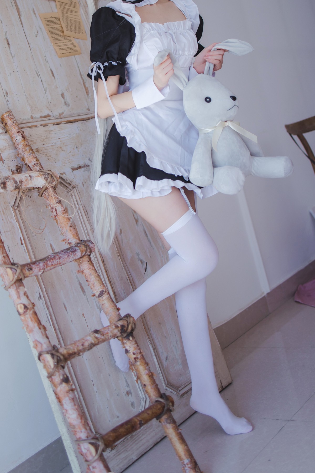 Xgyw.Net_网络美女Coser衣衣穹妹女仆主题性感黑白女仆装配白丝吊袜秀美腿诱惑写真28P