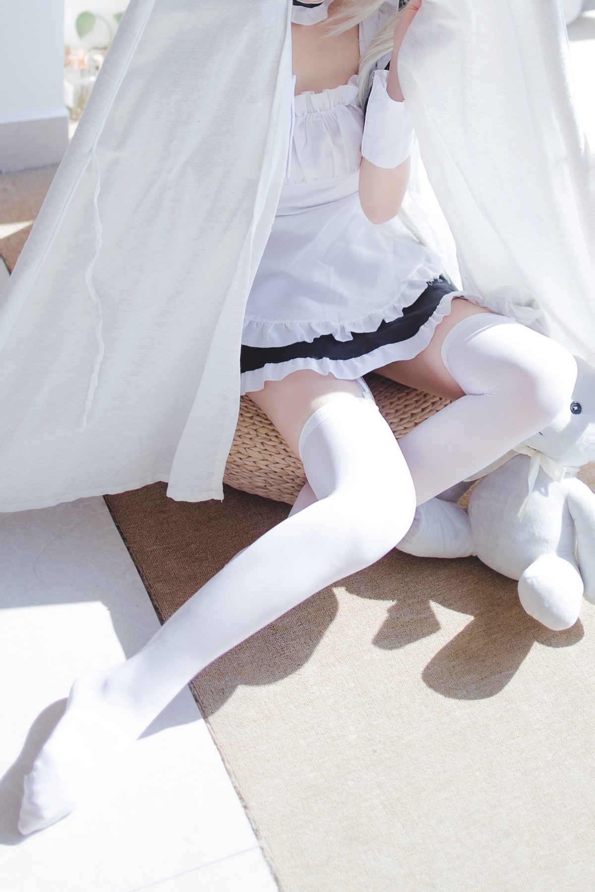 Xgyw.Net_网络美女Coser衣衣穹妹女仆主题性感黑白女仆装配白丝吊袜秀美腿诱惑写真28P