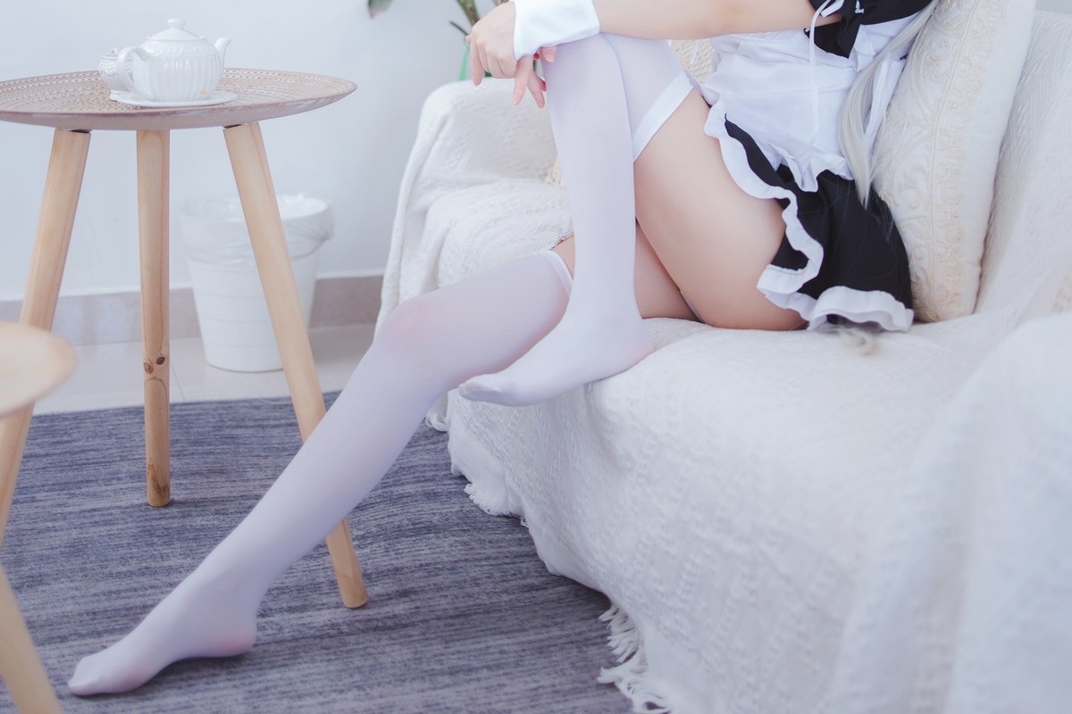 Xgyw.Net_网络美女Coser衣衣穹妹女仆主题性感黑白女仆装配白丝吊袜秀美腿诱惑写真28P