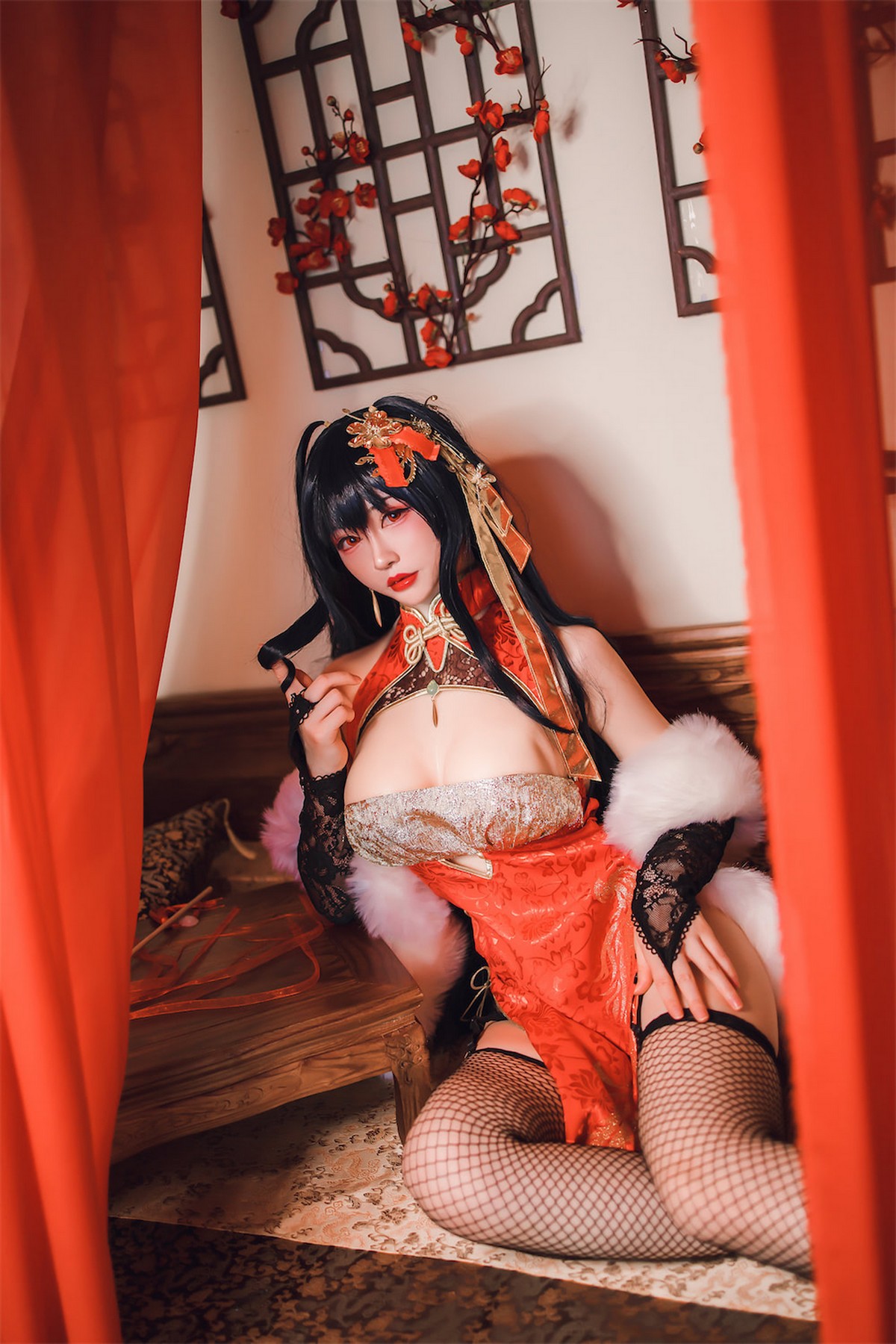 Xgyw.Net_网络美女Coser衣衣碧蓝航线大凤旗袍主题性感红色露胸旗袍配黑丝网袜诱惑写真35P