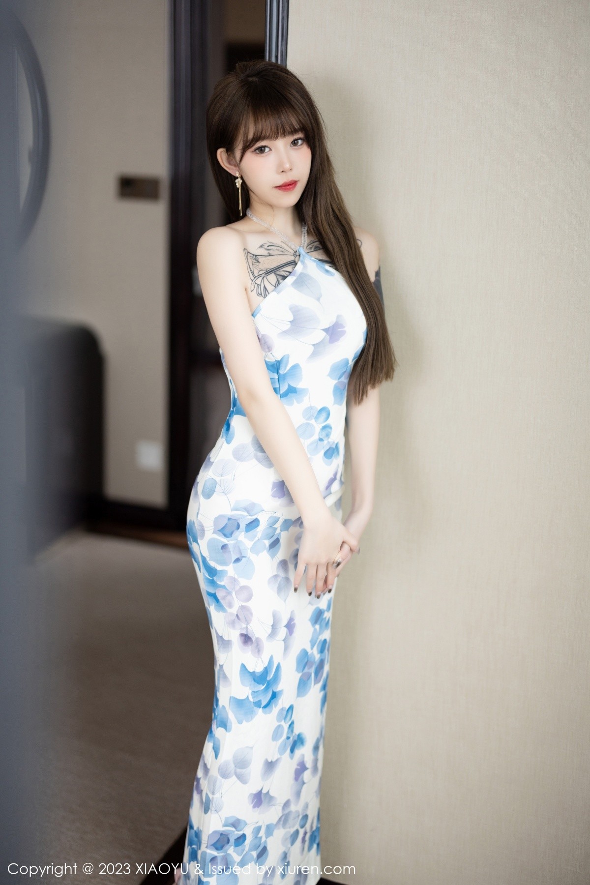 Xgyw.Net_[XiaoYu画语界]Vol.985_模特奶瓶性感白色图案连衣长裙配开档肉丝露浅色内衣诱惑写真84P