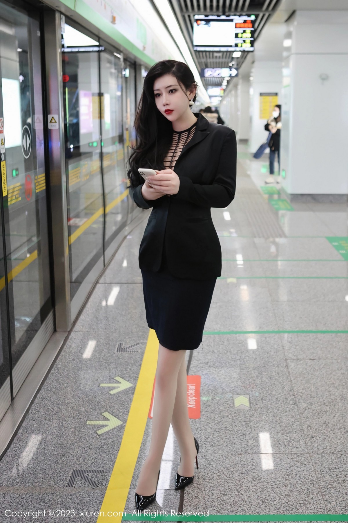 Xgyw.Net_XiuRen第6421期_模特王婉悠Queen性感浅黑色OL服露红色情趣内衣丰满诱惑写真93P