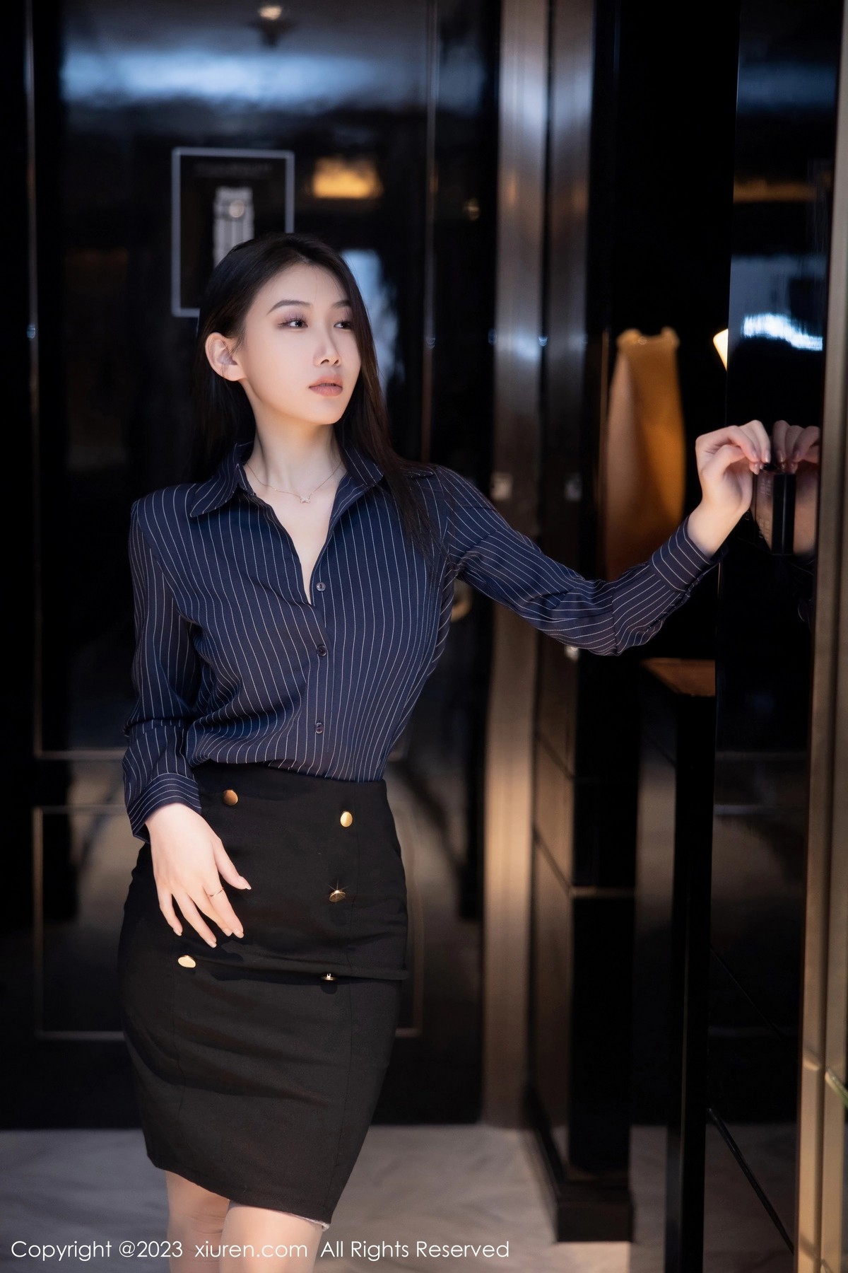 Xgyw.Net_XiuRen第6418期_模特李佳芮cherie深色条纹服配短裙露黑色蕾丝情趣内衣诱惑写真75P