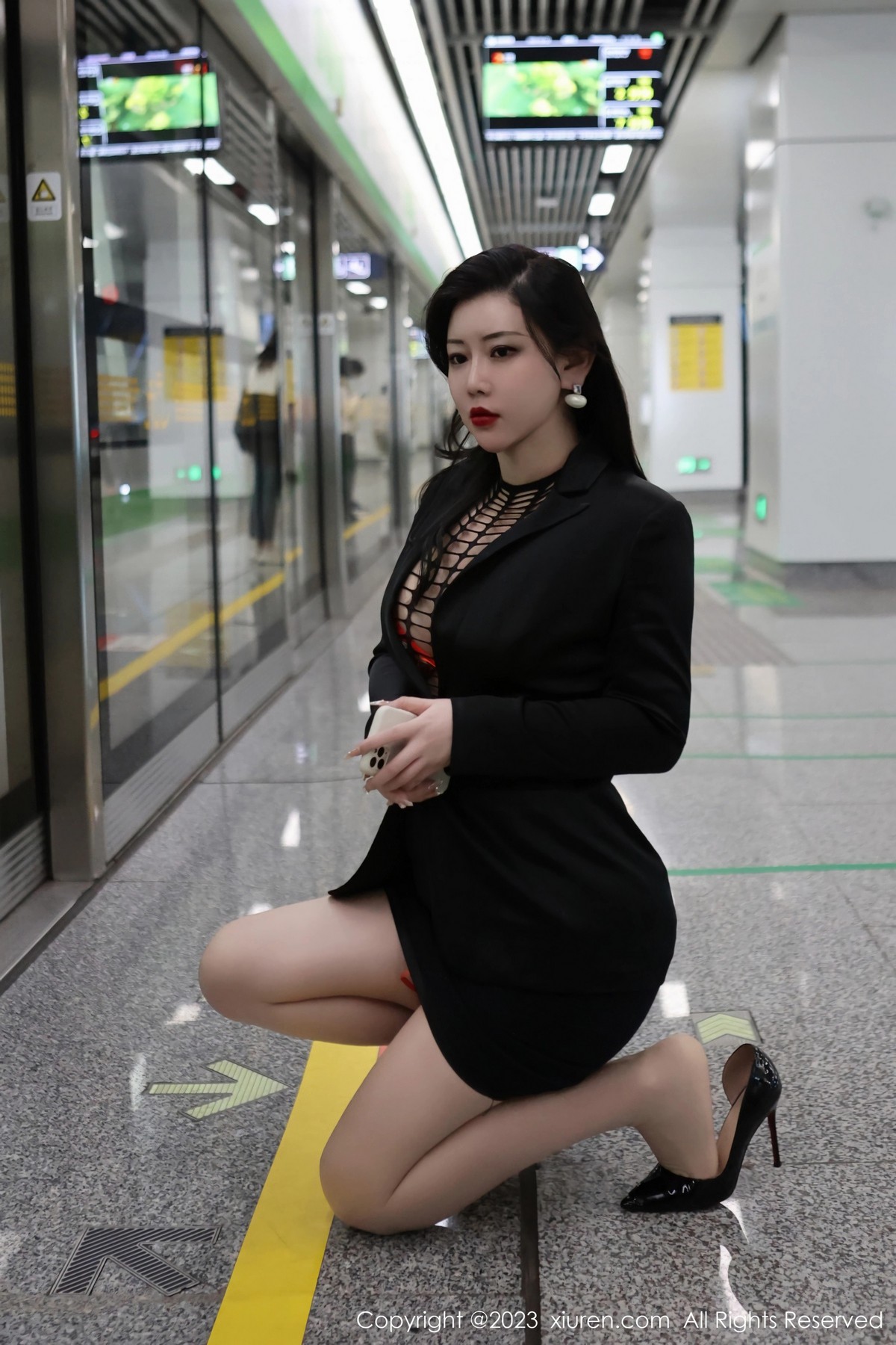 Xgyw.Net_XiuRen第6421期_模特王婉悠Queen性感浅黑色OL服露红色情趣内衣丰满诱惑写真93P