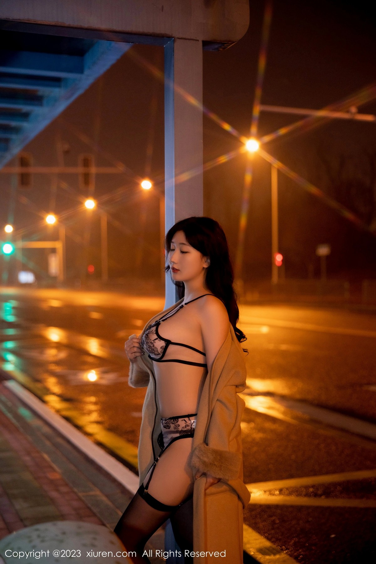 Xgyw.Net_XiuRen第6424期_模特江真真脱外套露性感蕾丝内衣配黑丝吊袜秀完美身材诱惑写真66P
