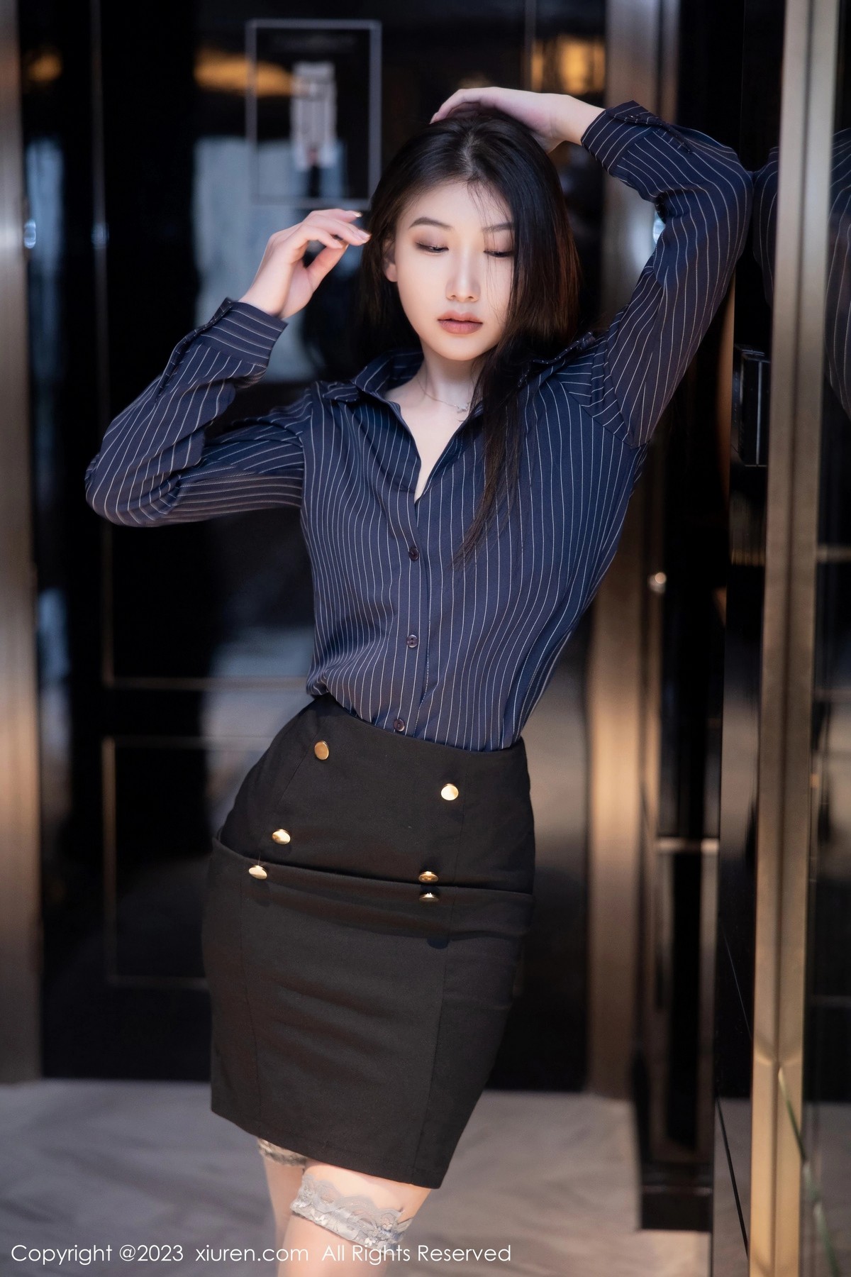 Xgyw.Net_XiuRen第6418期_模特李佳芮cherie深色条纹服配短裙露黑色蕾丝情趣内衣诱惑写真75P