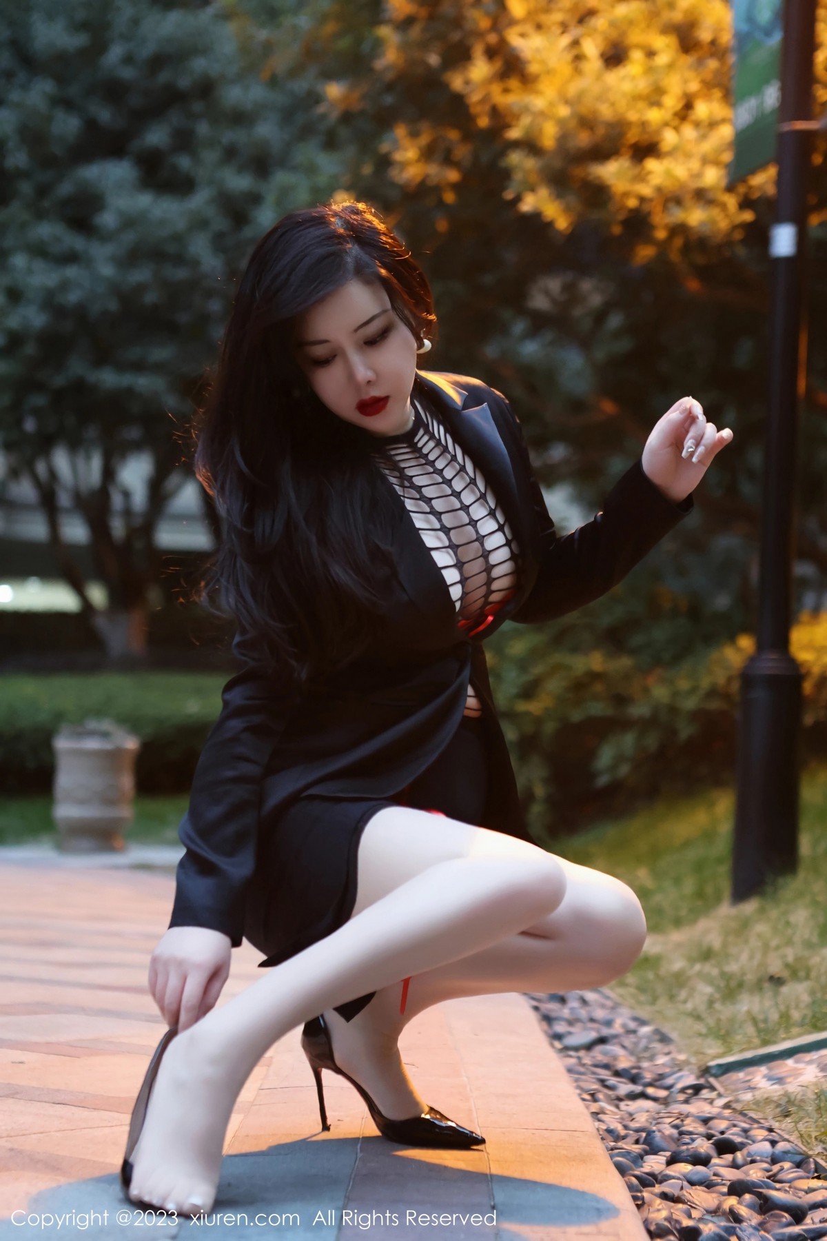 Xgyw.Net_XiuRen第6421期_模特王婉悠Queen性感浅黑色OL服露红色情趣内衣丰满诱惑写真93P