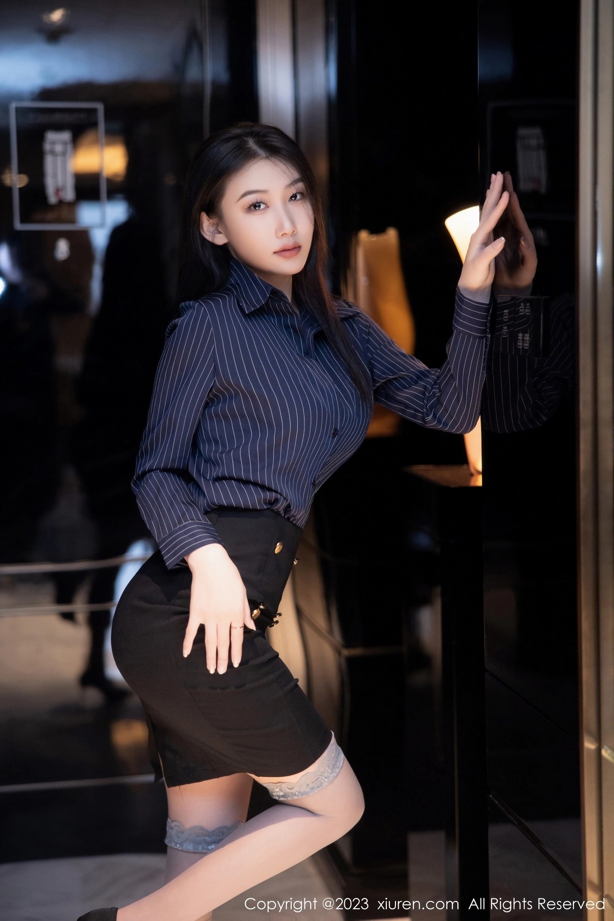 Xgyw.Net_XiuRen第6418期_模特李佳芮cherie深色条纹服配短裙露黑色蕾丝情趣内衣诱惑写真75P