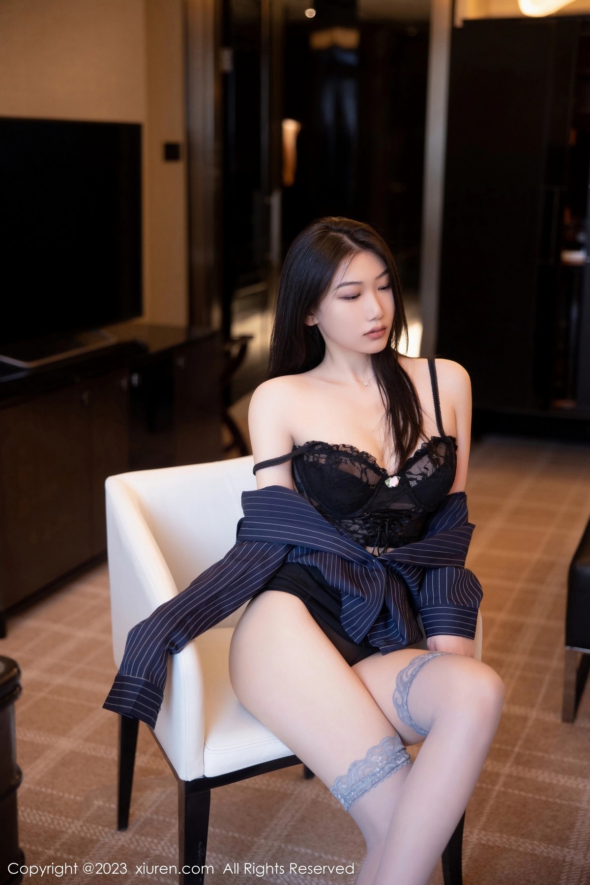 Xgyw.Net_XiuRen第6418期_模特李佳芮cherie深色条纹服配短裙露黑色蕾丝情趣内衣诱惑写真75P